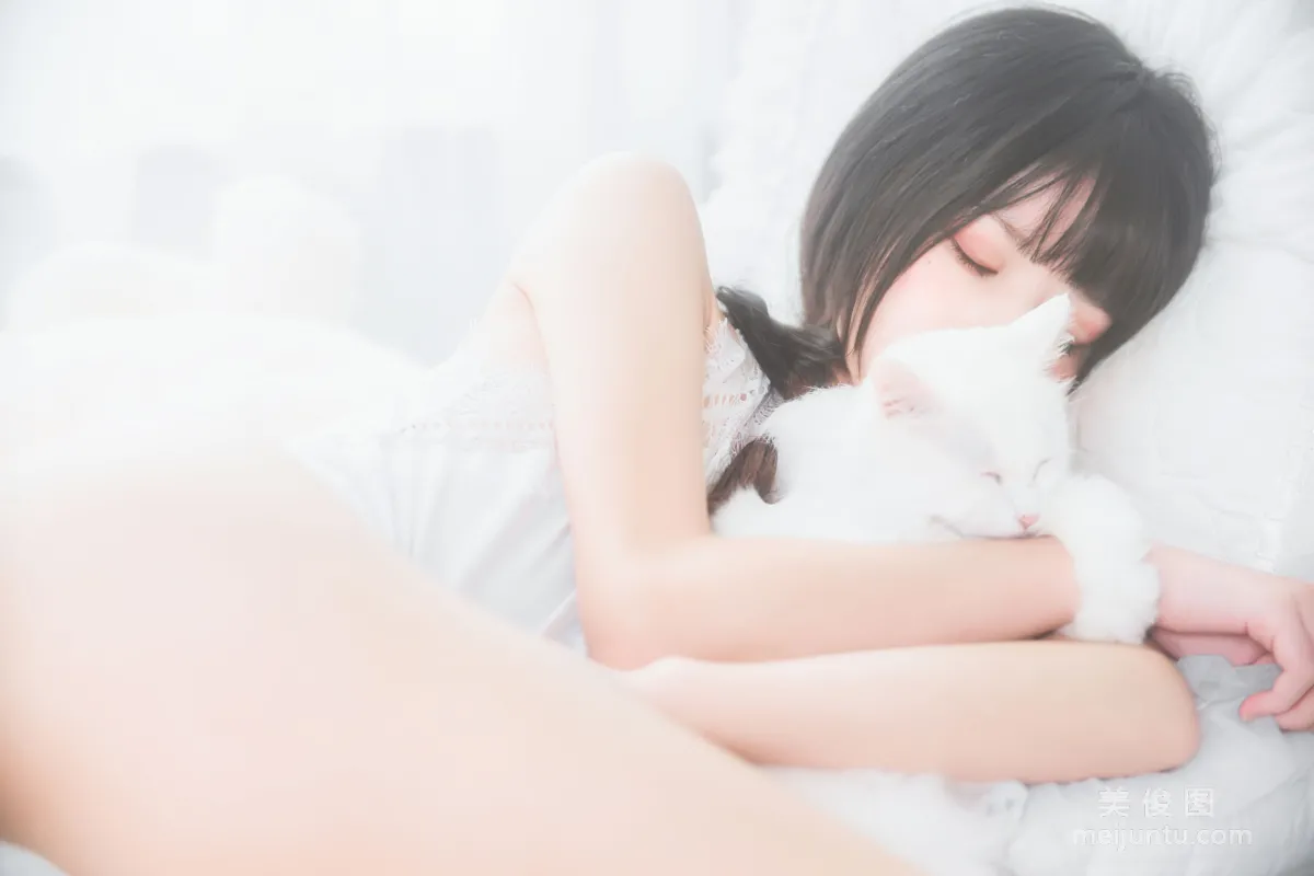 桜桃喵 《冬眠系列 純白私房》 寫真集 33