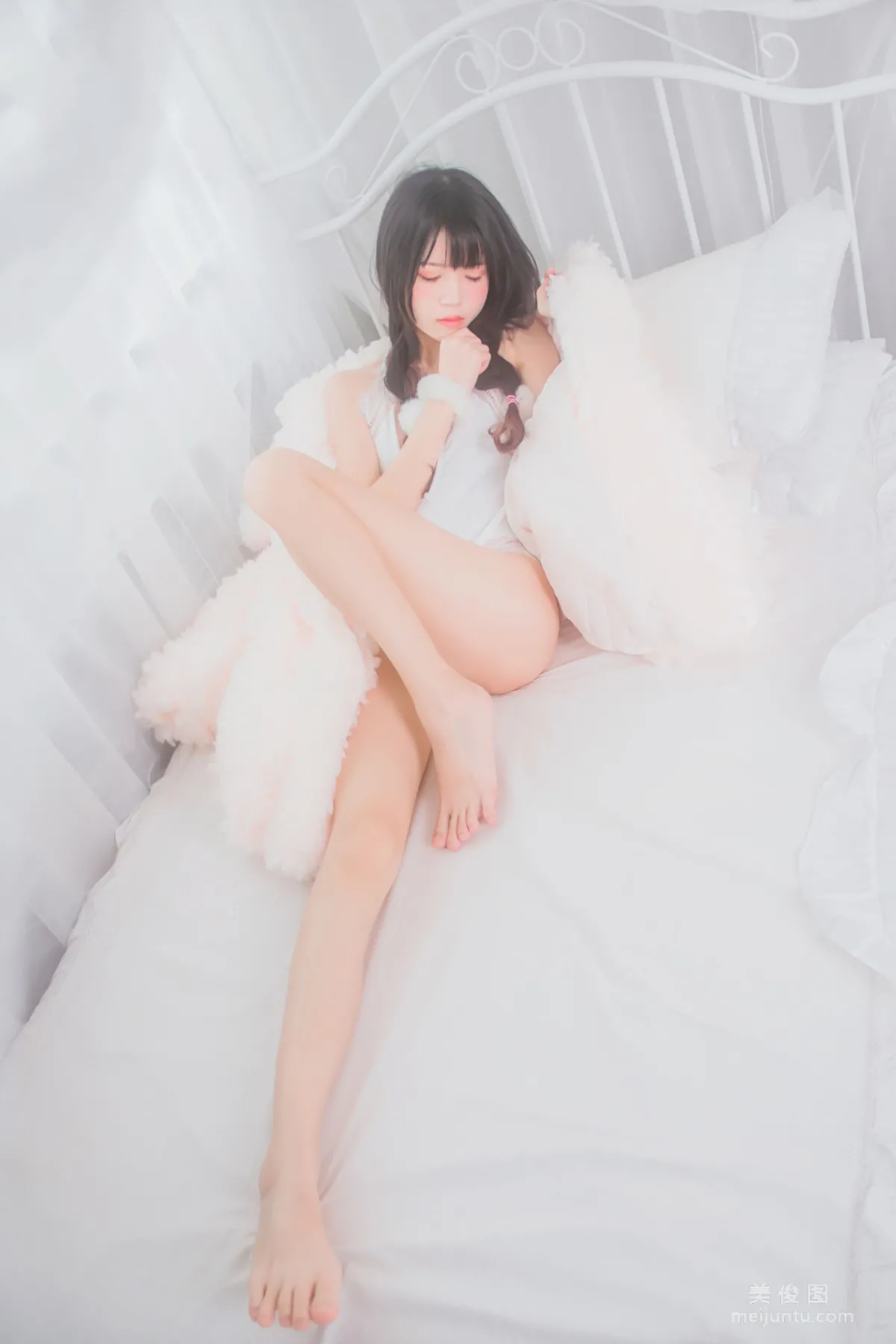 桜桃喵 《冬眠系列 純白私房》 寫真集 6
