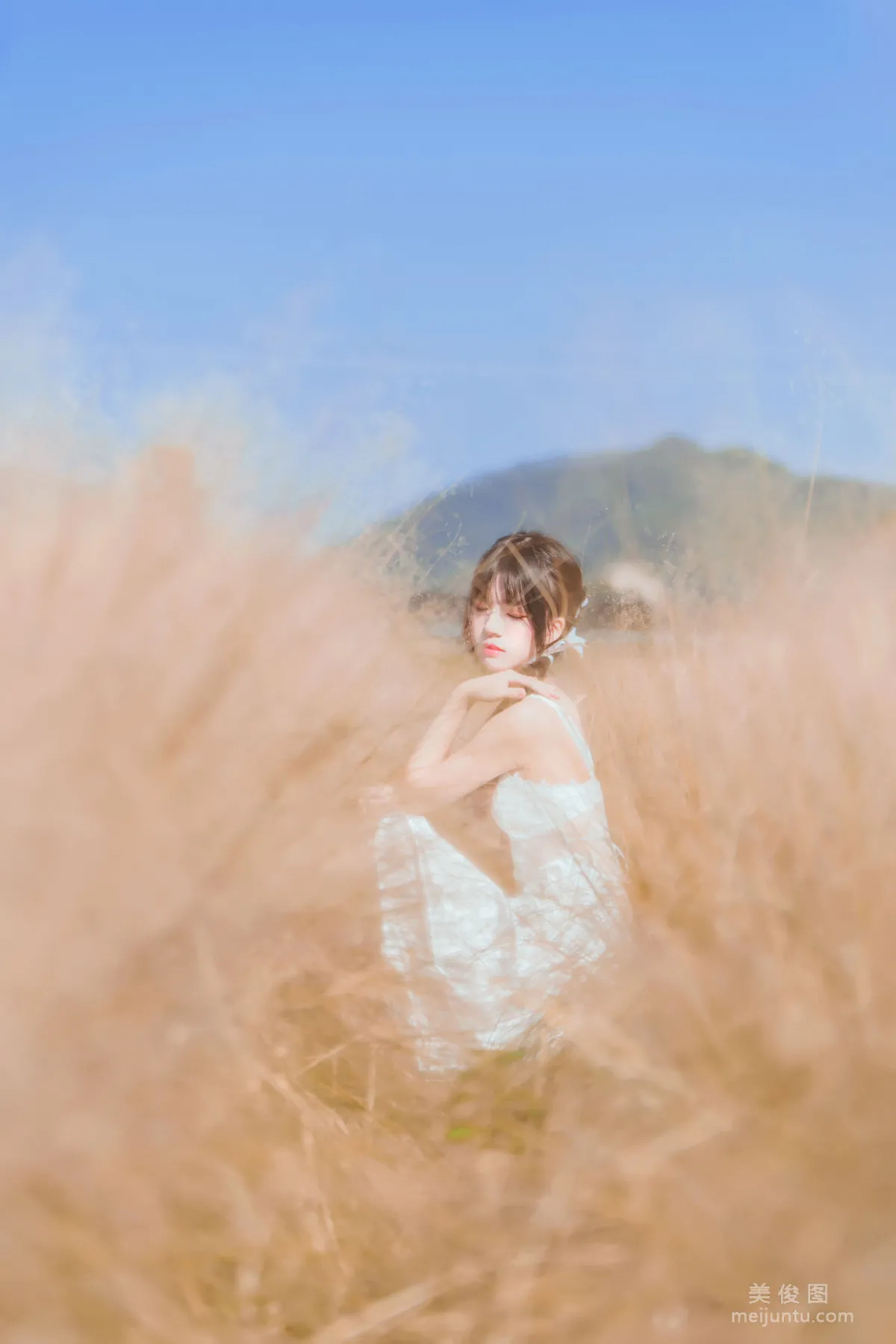 Coser桜桃喵 《原野上的浪漫》 寫真集 6