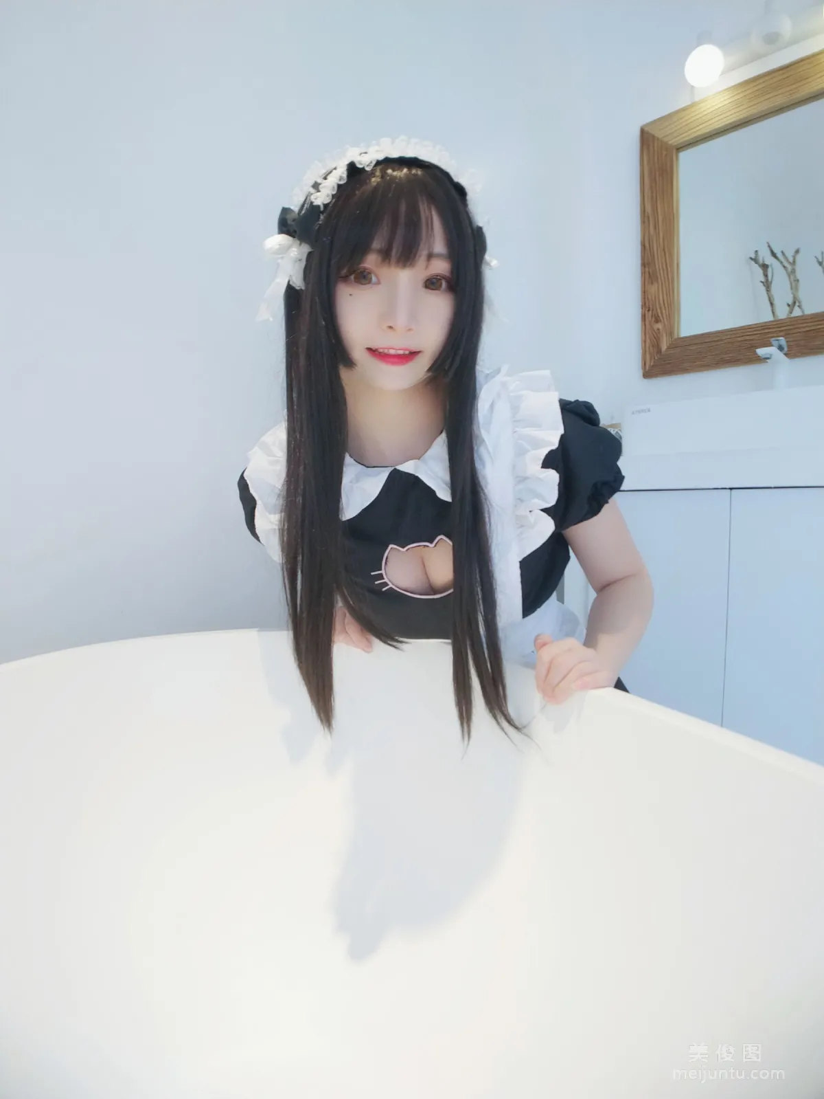 [網紅Coser] 古川kagura 《黑白女仆》 寫真集 2