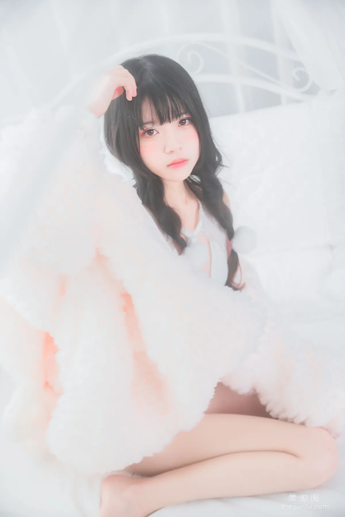 桜桃喵 《冬眠系列 純白私房》 寫真集 38