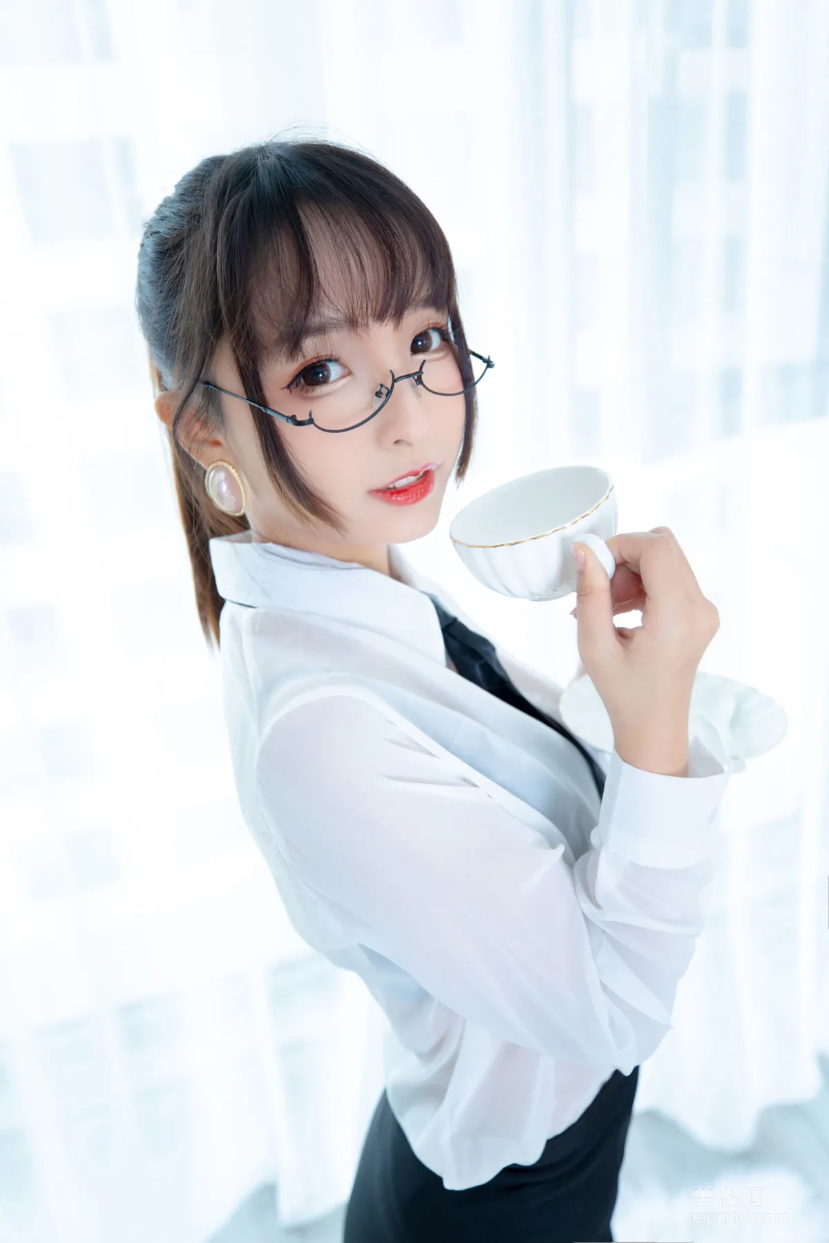 神楽坂真冬《ホワイトオフィス》 写真集4