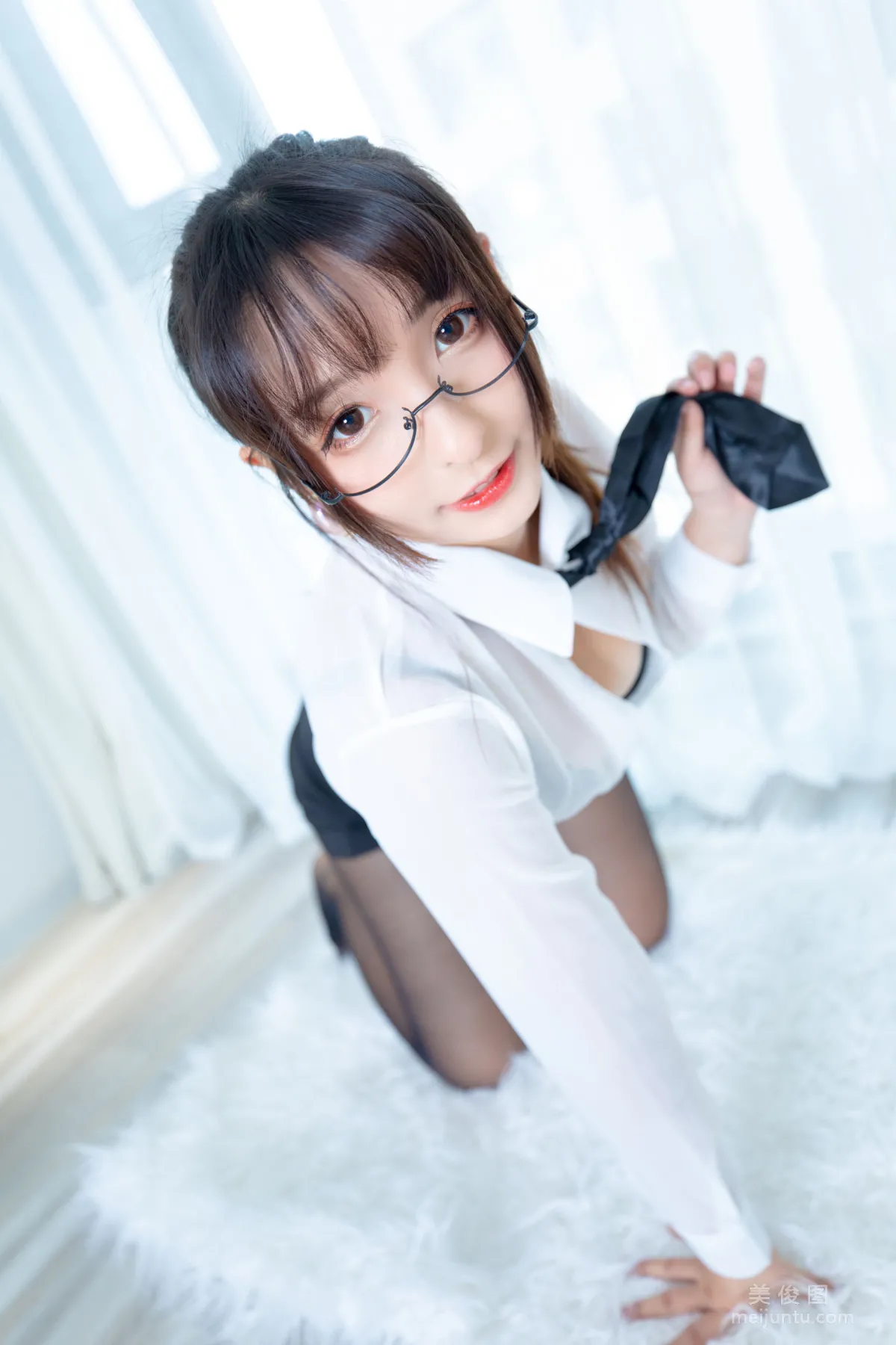 神楽坂真冬《ホワイトオフィス》 写真集67