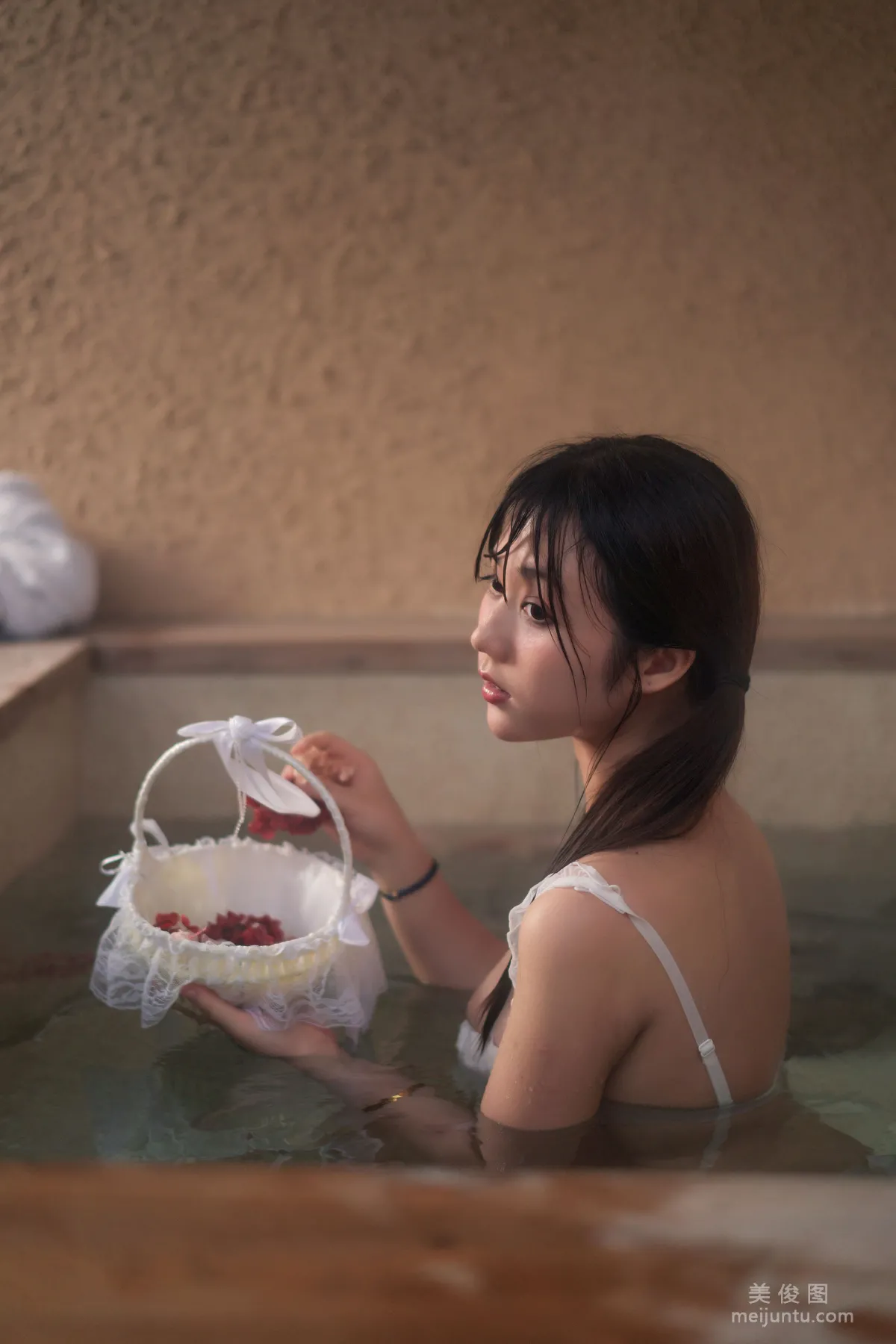 [美女Coser] 姬鏡醬 《私奔之溫泉》 寫真集 9