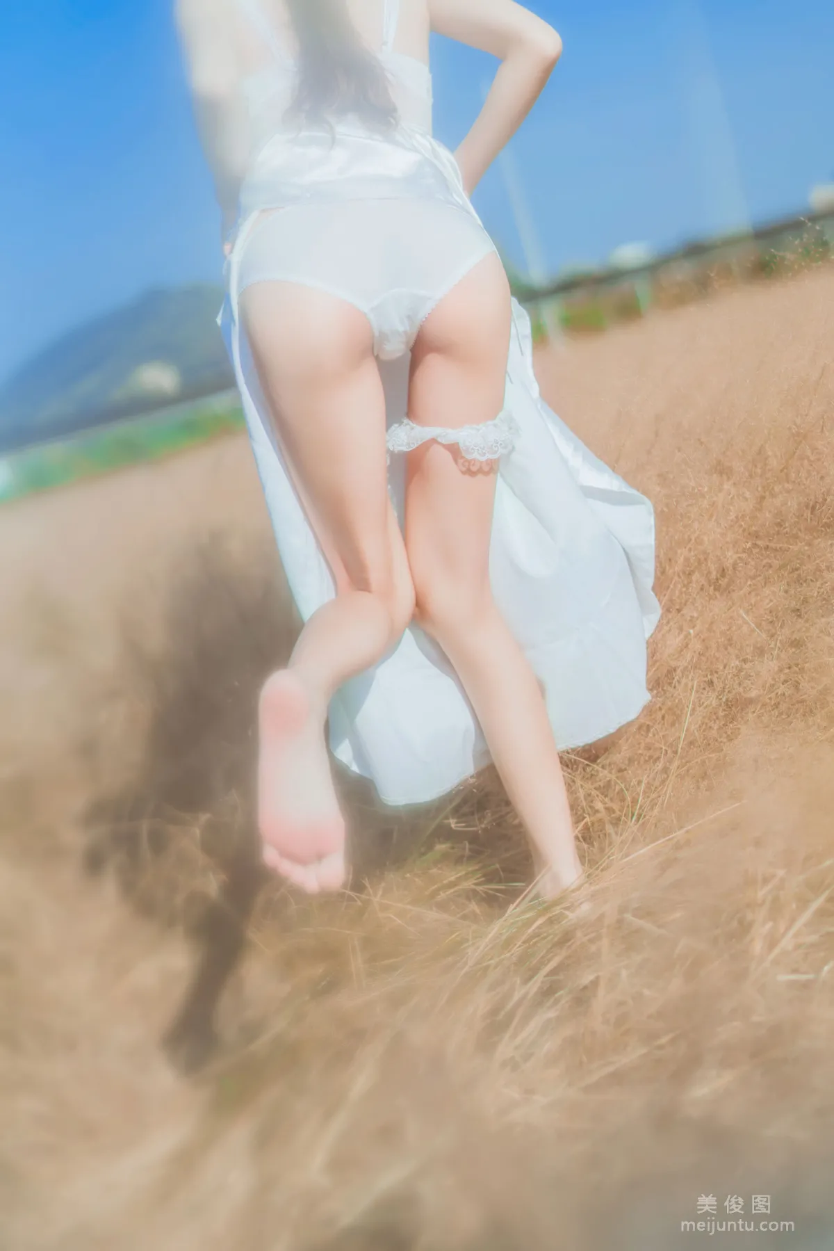 Coser桜桃喵 《原野上的浪漫》 寫真集 25