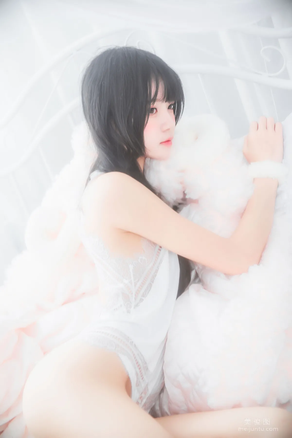 桜桃喵 《冬眠系列 純白私房》 寫真集 27