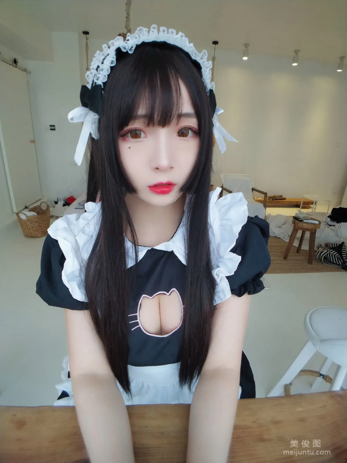 [網紅Coser] 古川kagura 《黑白女仆》 寫真集 10