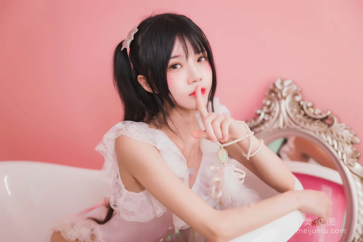 桜桃喵 冬眠系列 《粉色浴缸》 寫真集 23