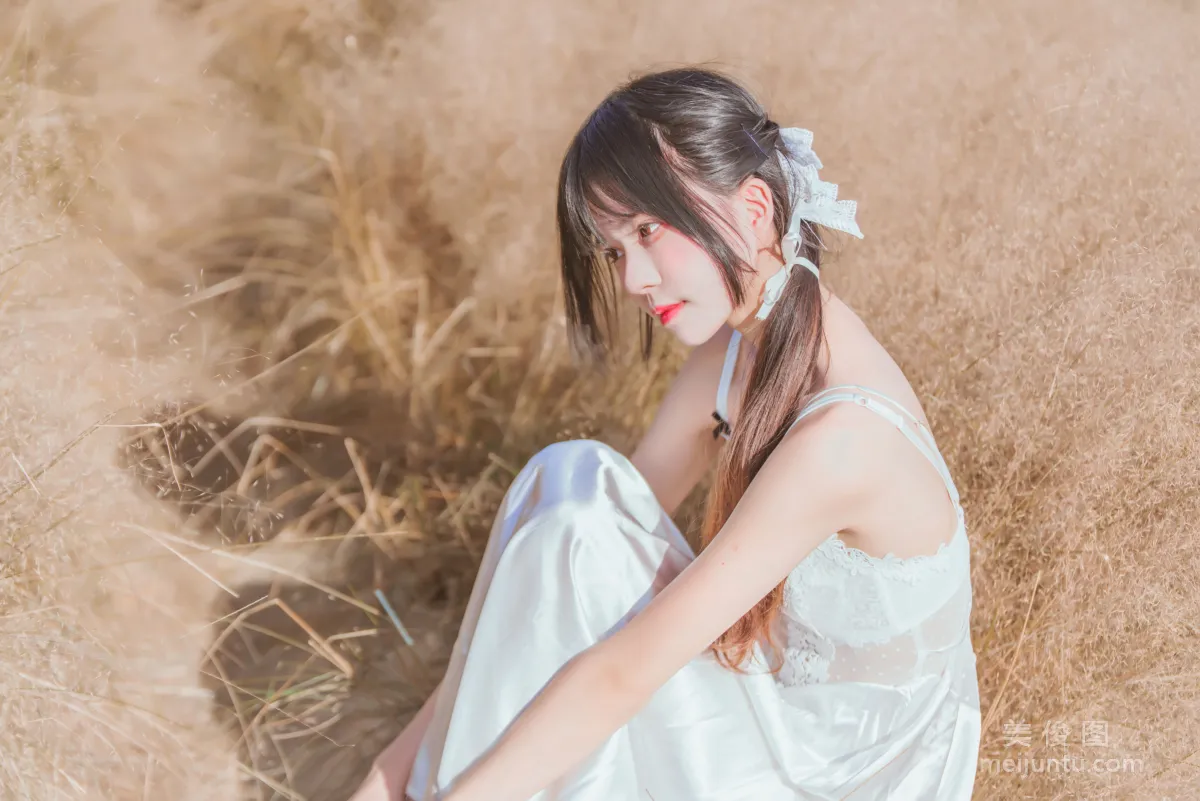 Coser桜桃喵 《原野上的浪漫》 寫真集 12