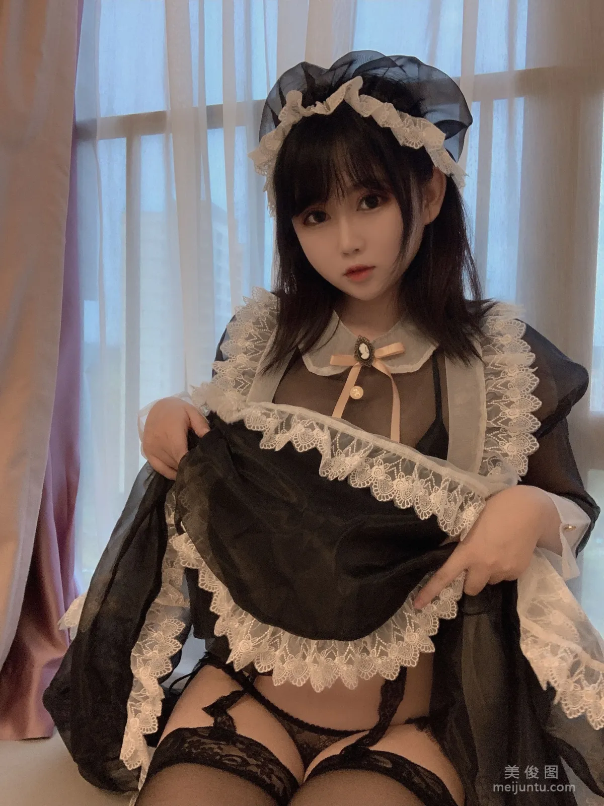 [美女Coser] 是依酱呀 《黑丝女仆》 写真集5