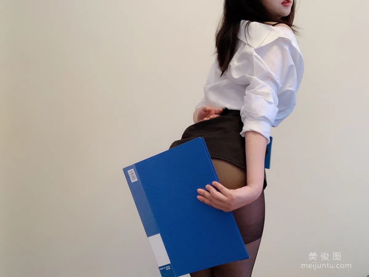 蜜桃少女是依醬呀 《黑絲制服》 寫真集 7