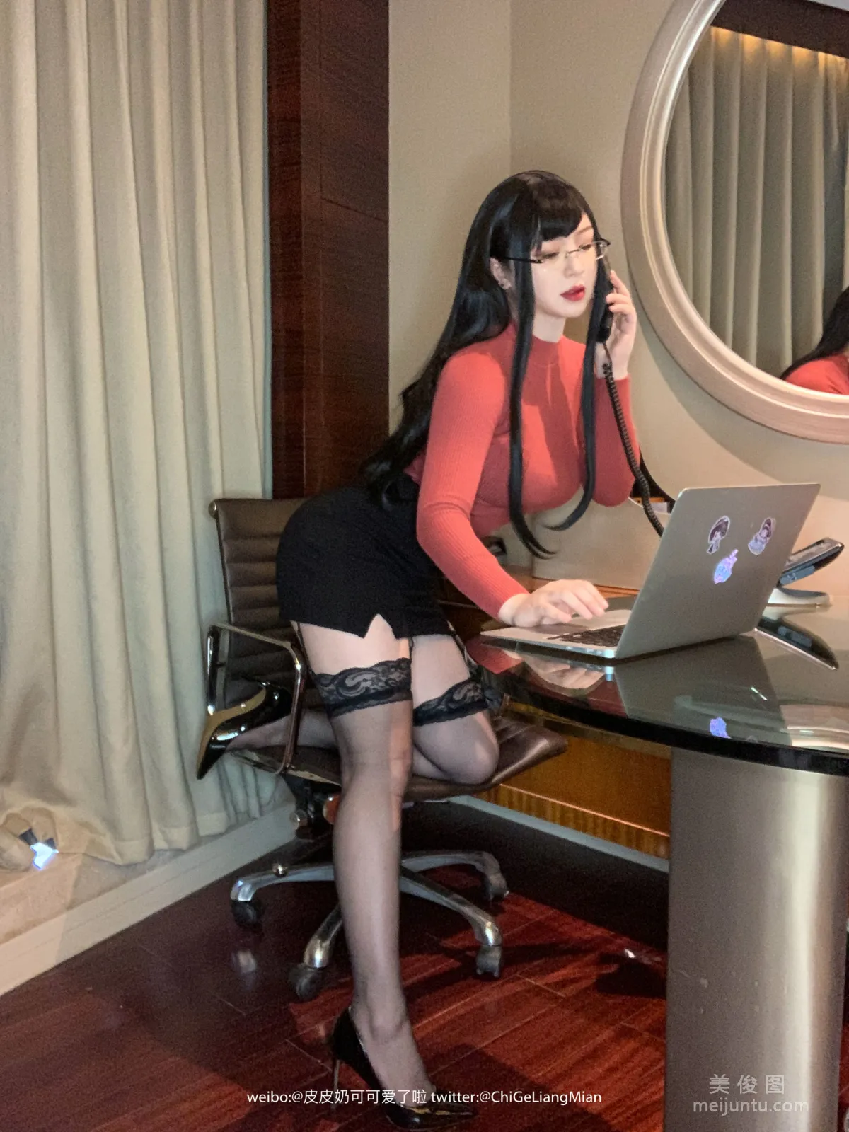 Coser皮皮奶可可愛了啦 《紅色OL》 寫真集 21