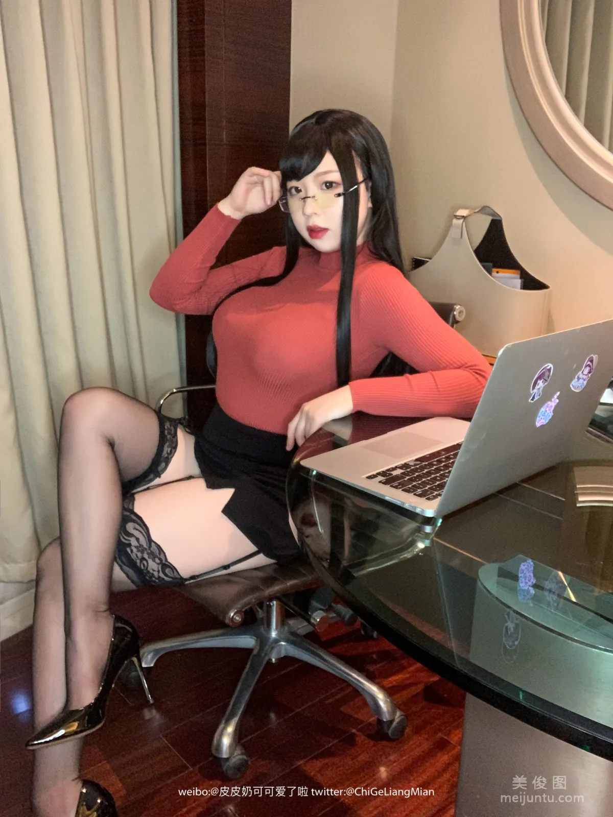 Coser皮皮奶可可愛了啦 《紅色OL》 寫真集 13