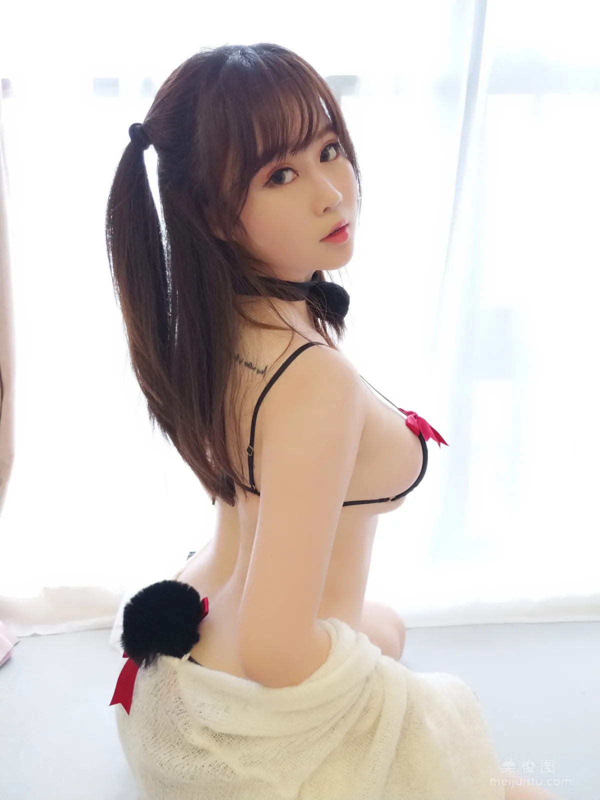 [美女Coser] 是依醬呀 《黑色情趣内衣》 寫真集 11