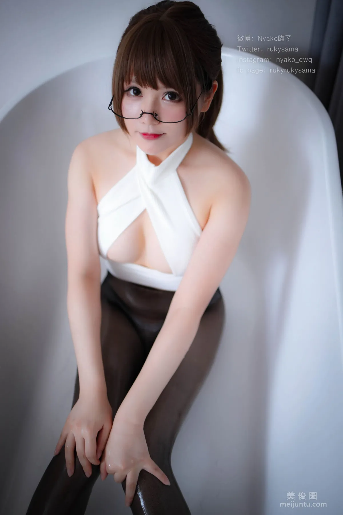 Nyako喵子 《黑絲制服眼鏡娘》 寫真集 59