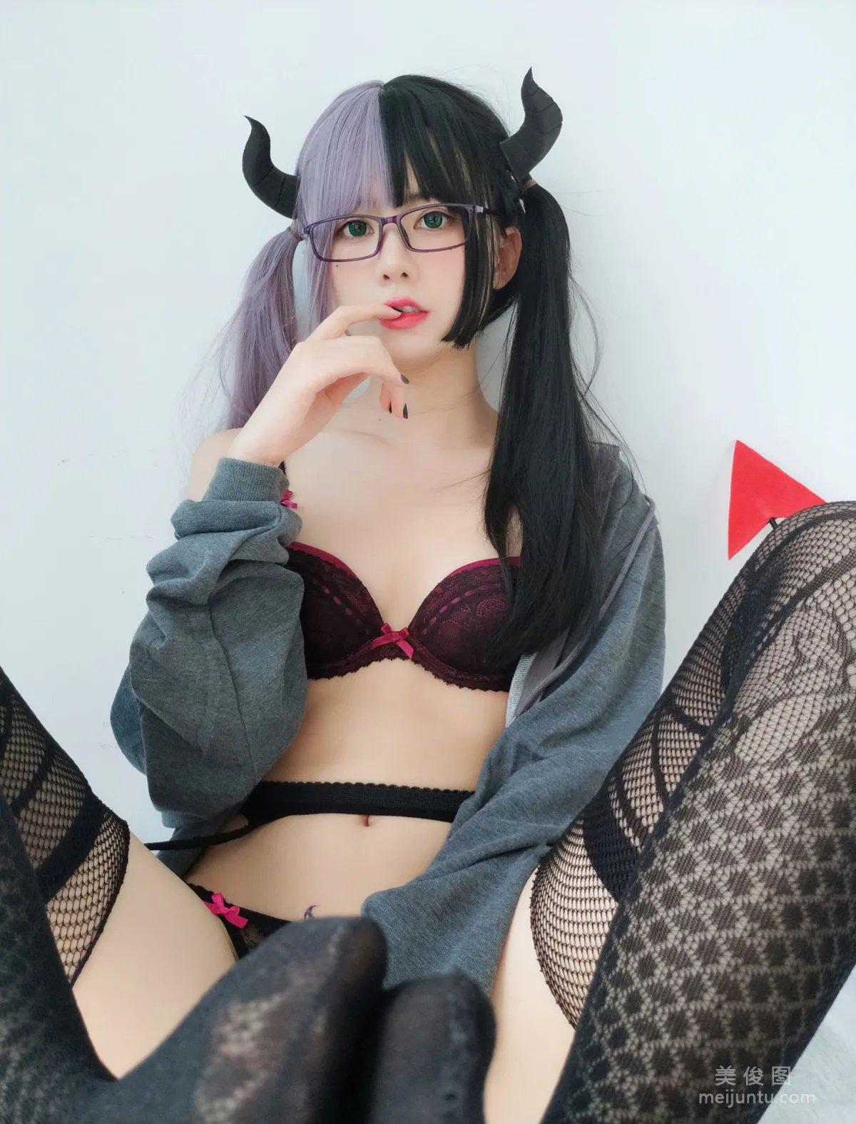 [美女Coser] 眼醬大魔王w 《黑色情趣網襪》 寫真集 9