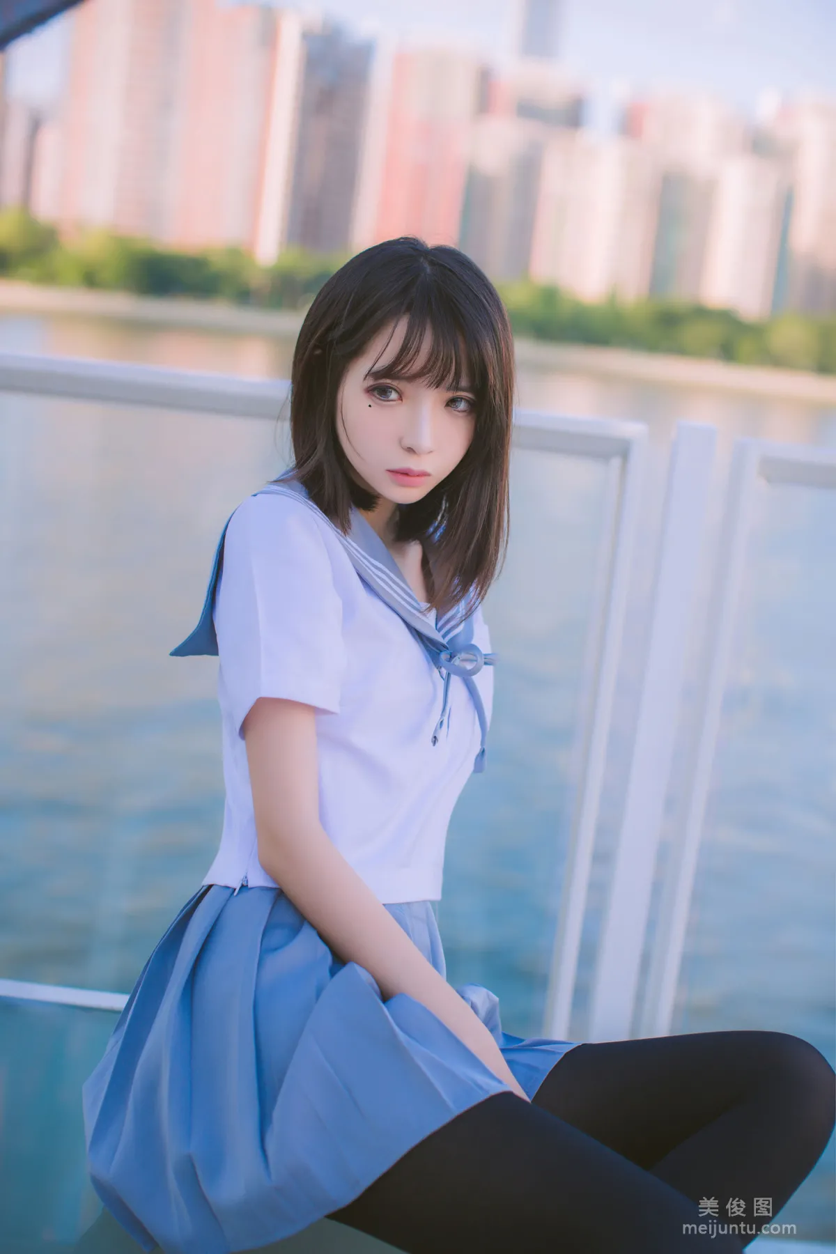 [美女Coser] 疯猫ss 《海边蓝白水手服》 写真集11