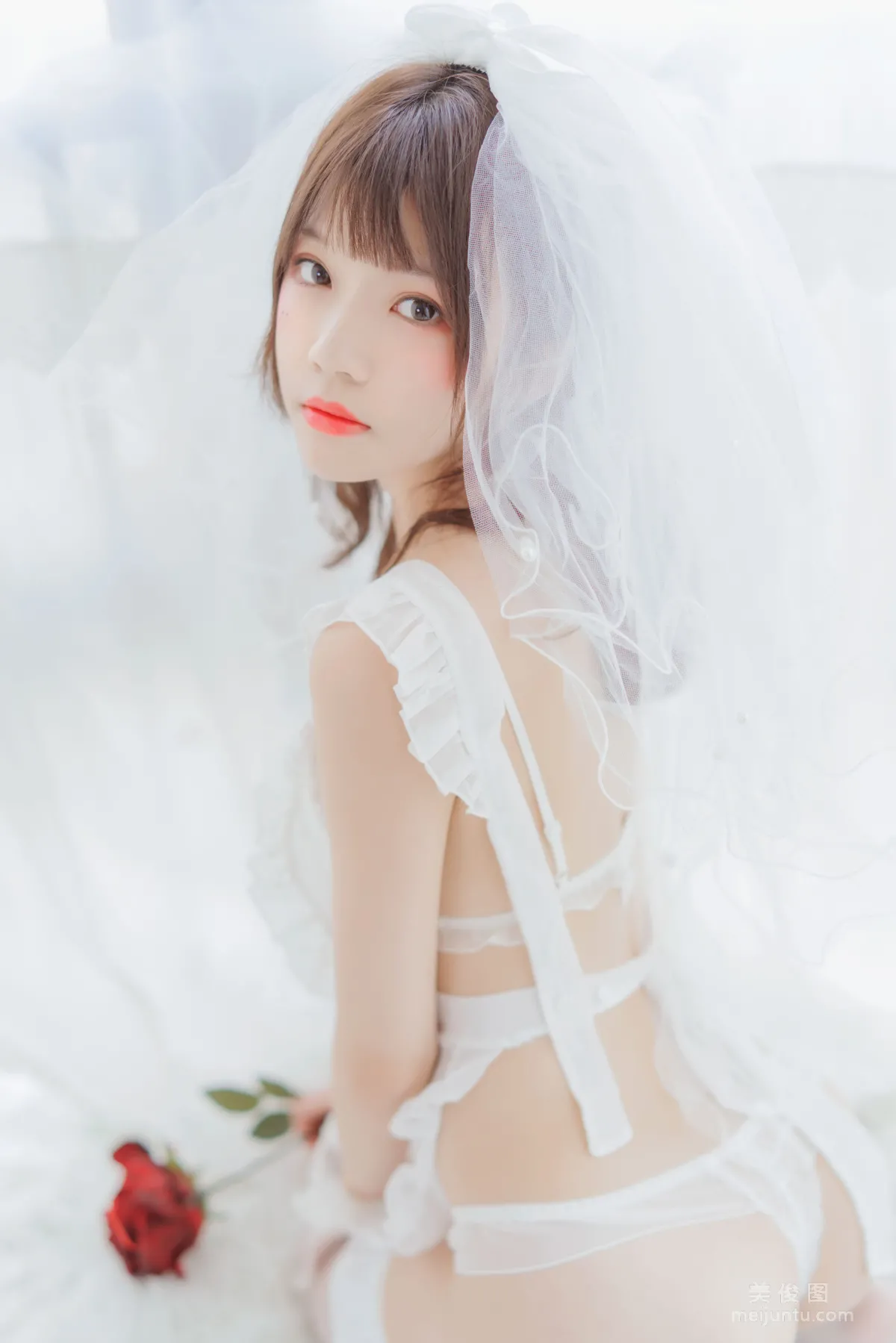 [美女Coser] 桜桃喵 《輕紗01》 寫真集 32
