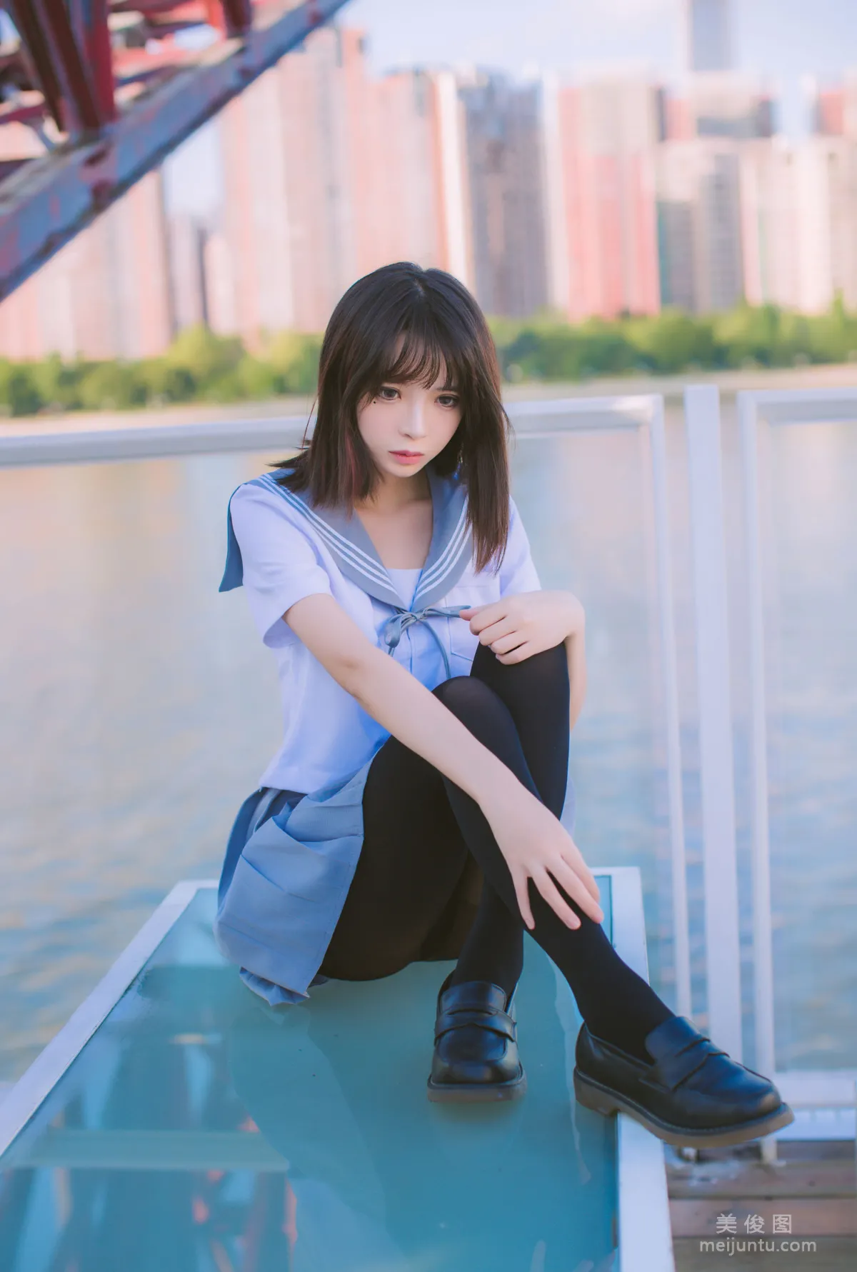 [美女Coser] 疯猫ss 《海边蓝白水手服》 写真集9