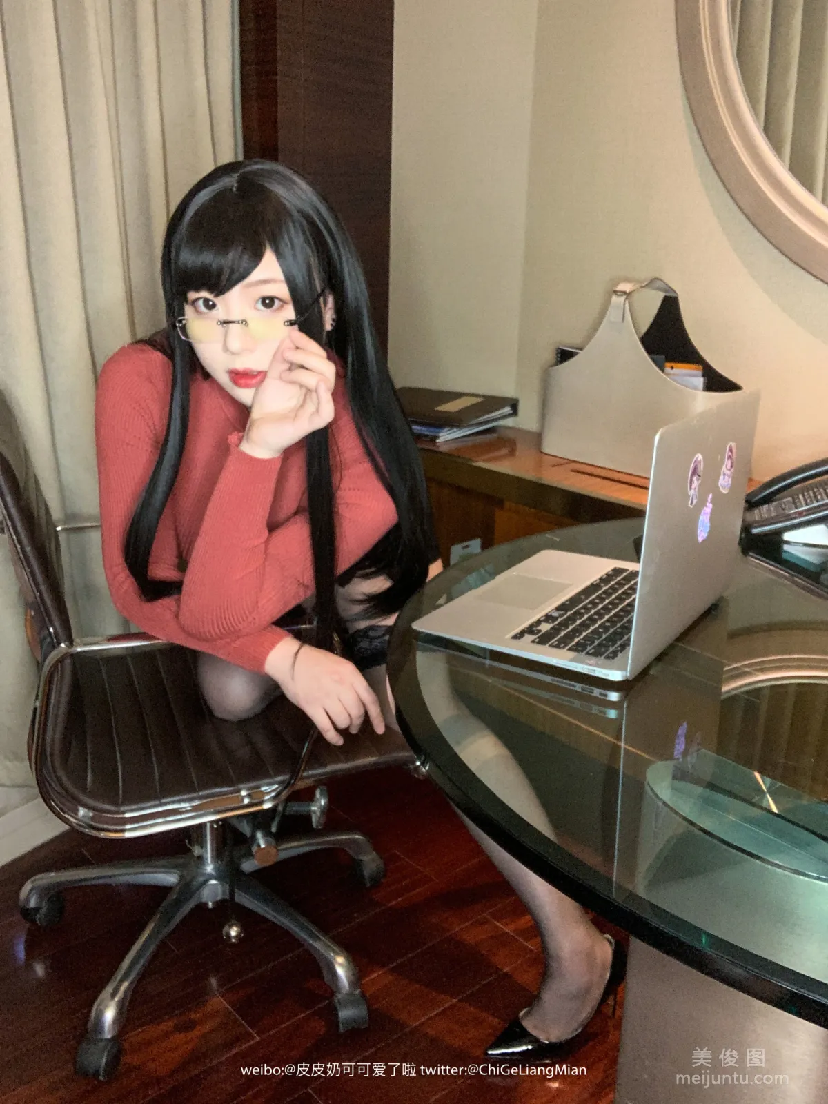 Coser皮皮奶可可愛了啦 《紅色OL》 寫真集 15