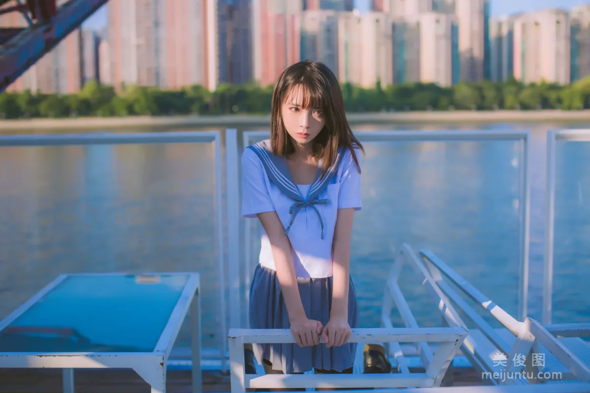 [美女Coser] 瘋貓ss 《海邊藍白水手服》 寫真集 12