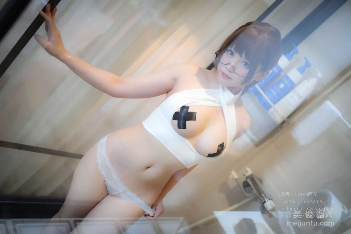 Nyako喵子 《黑絲制服眼鏡娘》 寫真集 68