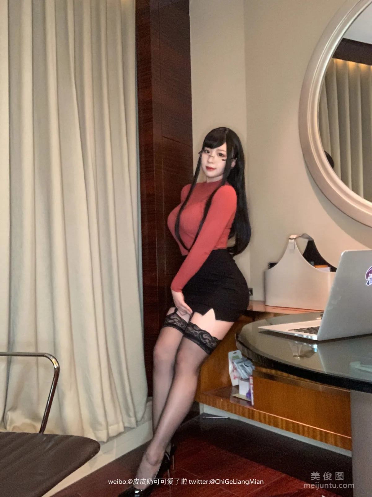 Coser皮皮奶可可愛了啦 《紅色OL》 寫真集 25