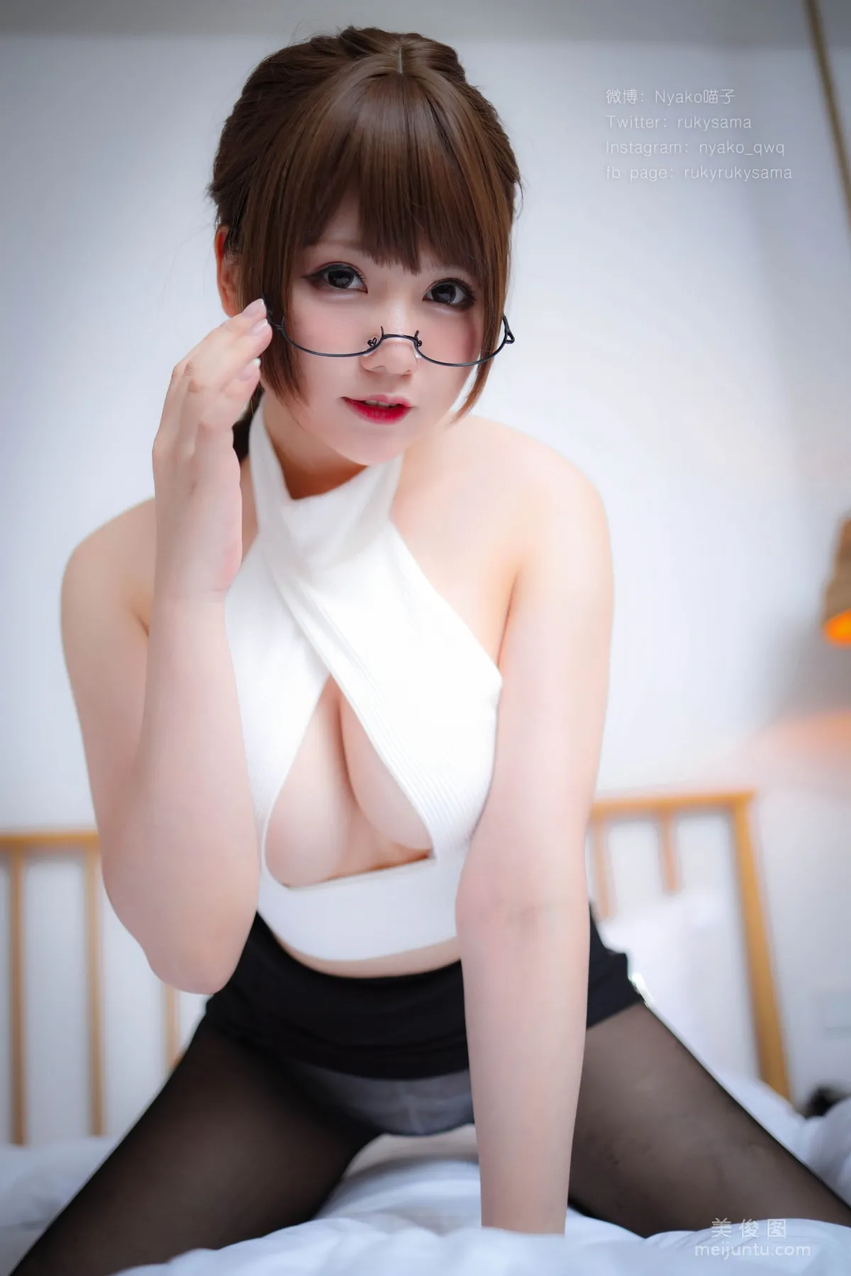 Nyako喵子 《黑絲制服眼鏡娘》 寫真集 34