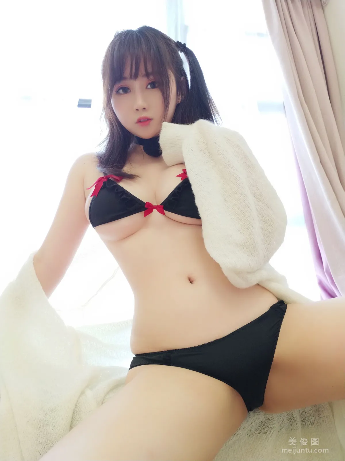[美女Coser] 是依醬呀 《黑色情趣内衣》 寫真集 13