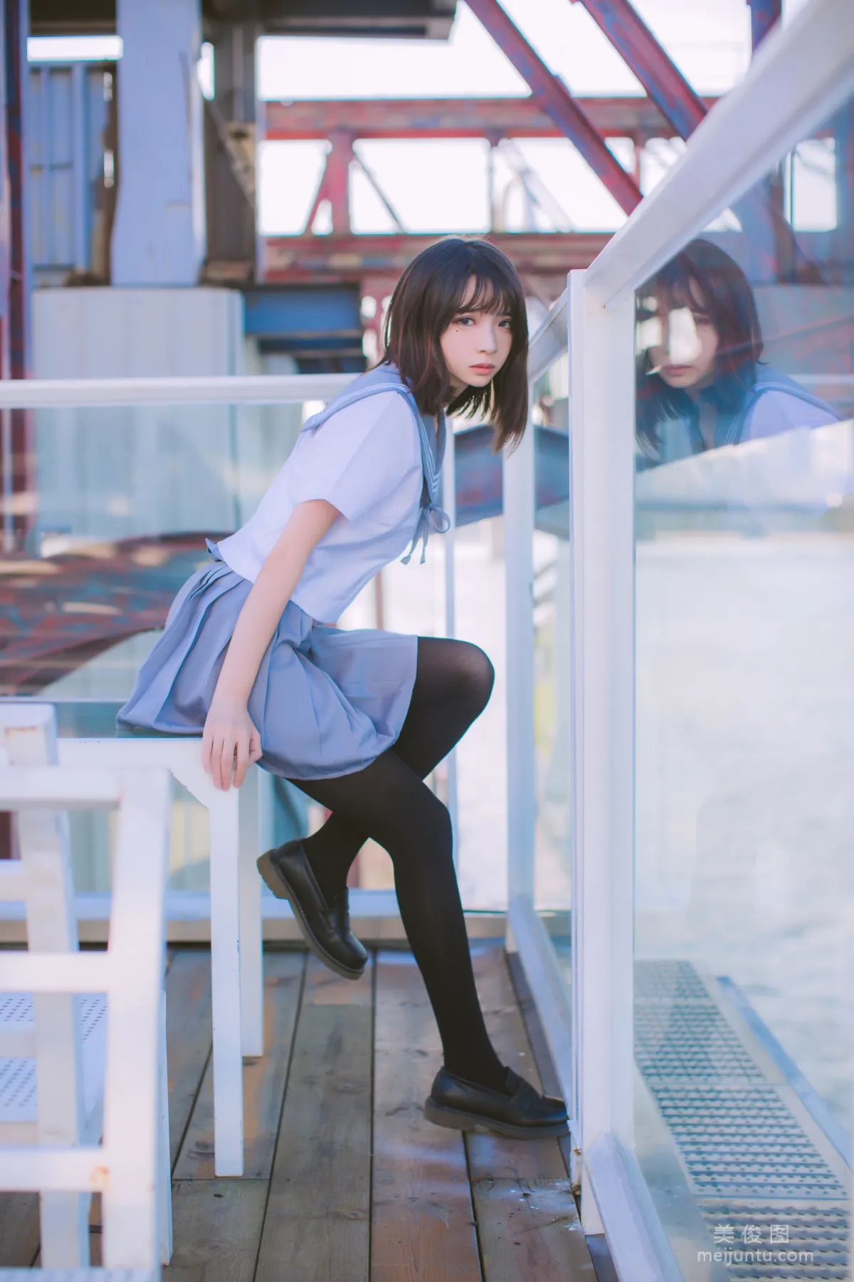 [美女Coser] 疯猫ss 《海边蓝白水手服》 写真集8