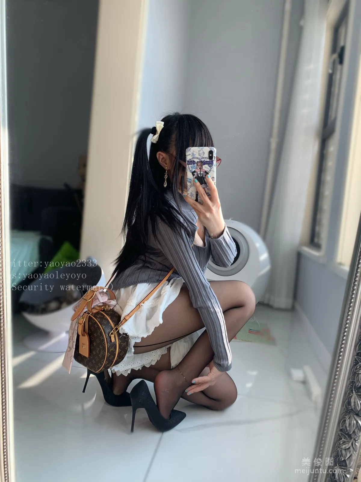 Coser搖搖樂yoyo 《黑絲美少女》 寫真集 21