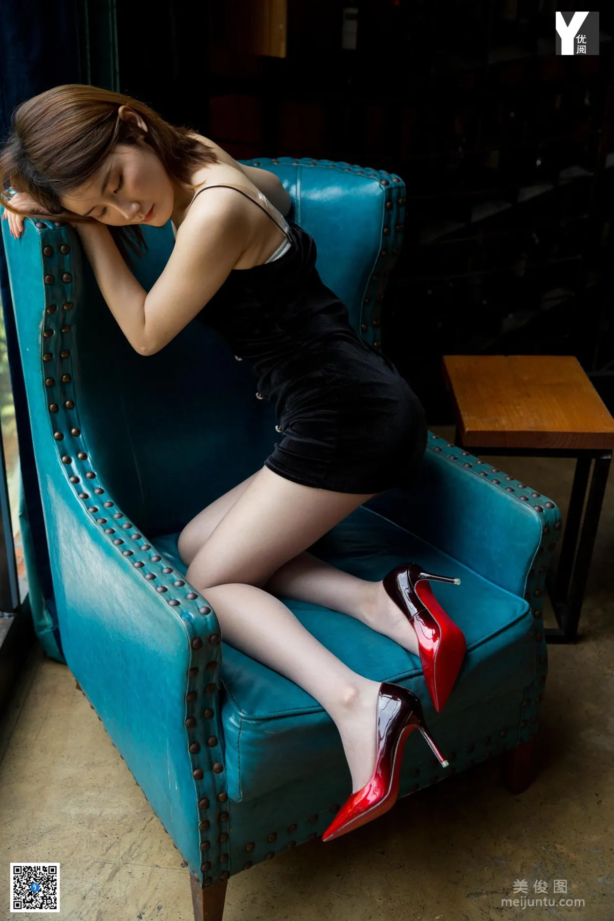 [IESS異思趣向] 模特：紫薇《蜜桃成熟時》 絲襪美腿寫真集 73