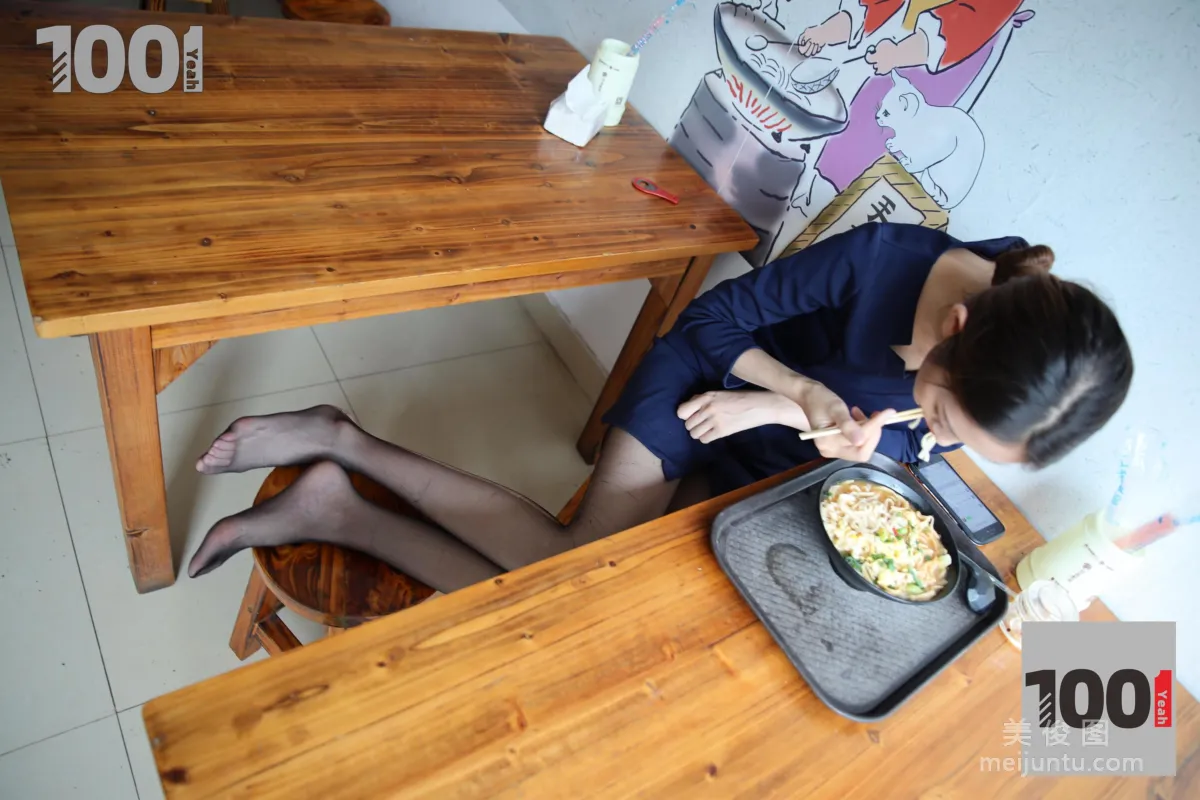 [IESS一千零一夜] 模特：草莓《營業員的午飯時間2》 黑絲制服美腿寫真集 81
