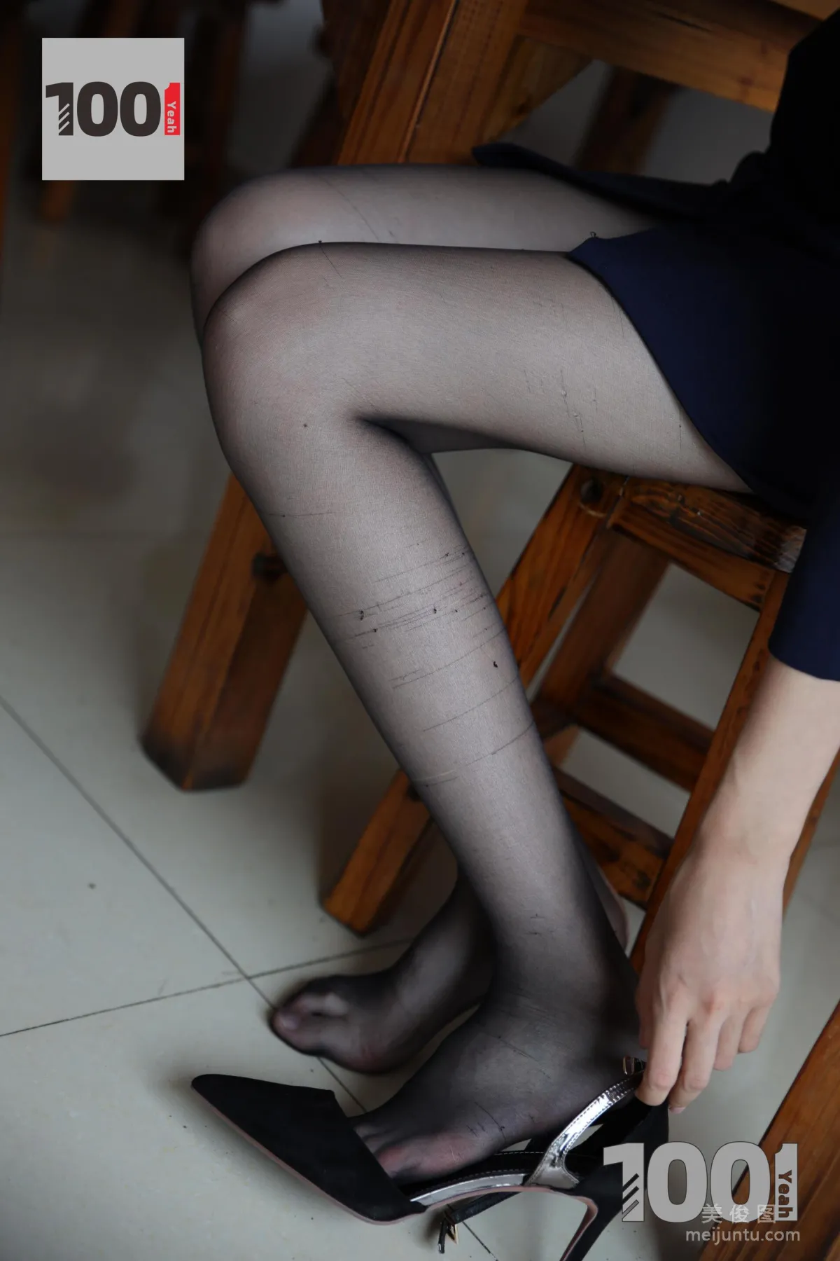 [IESS一千零一夜] 草莓《營業員的午飯時間3》黑絲美腳寫真集 55