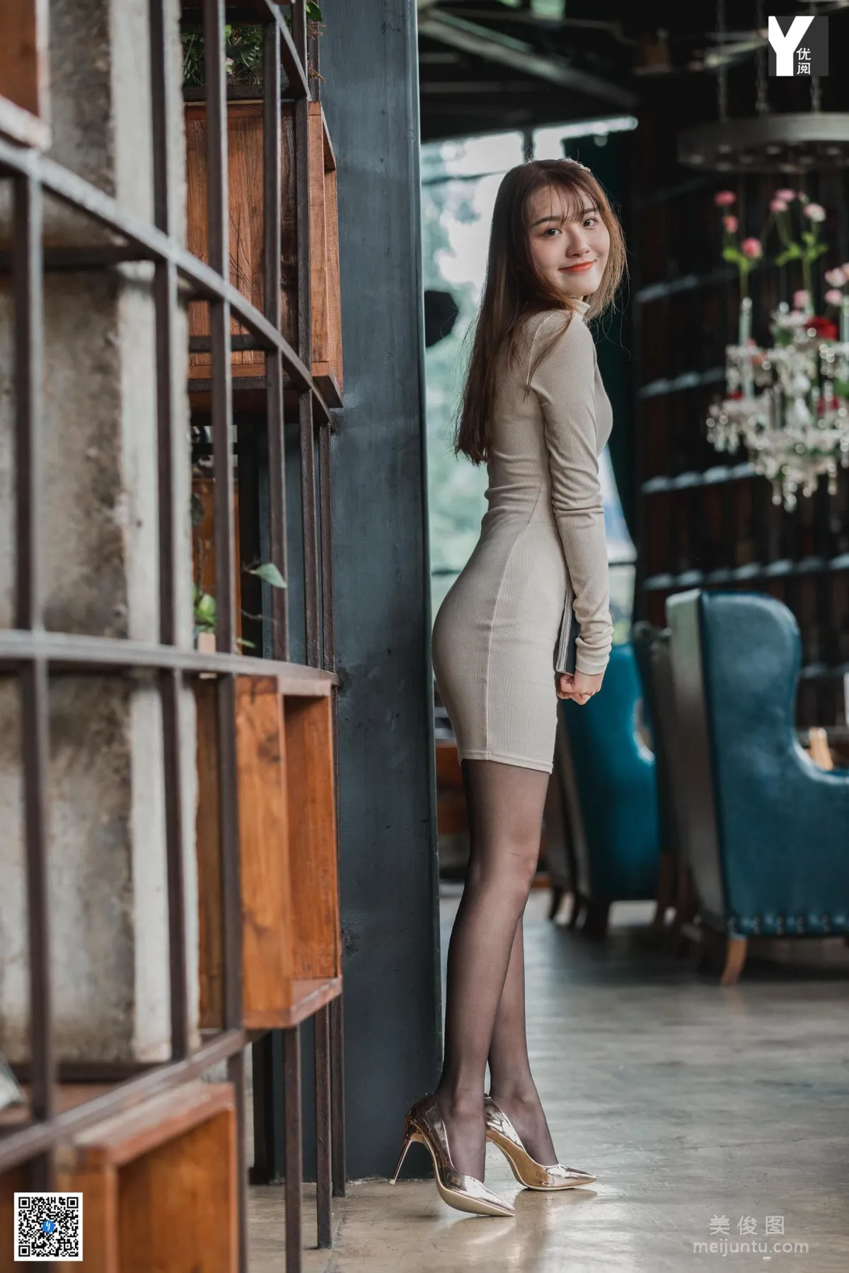 [IESS異思趣向] 模特：婉萍《又純又欲的黑色》 絲襪美腳寫真集 10