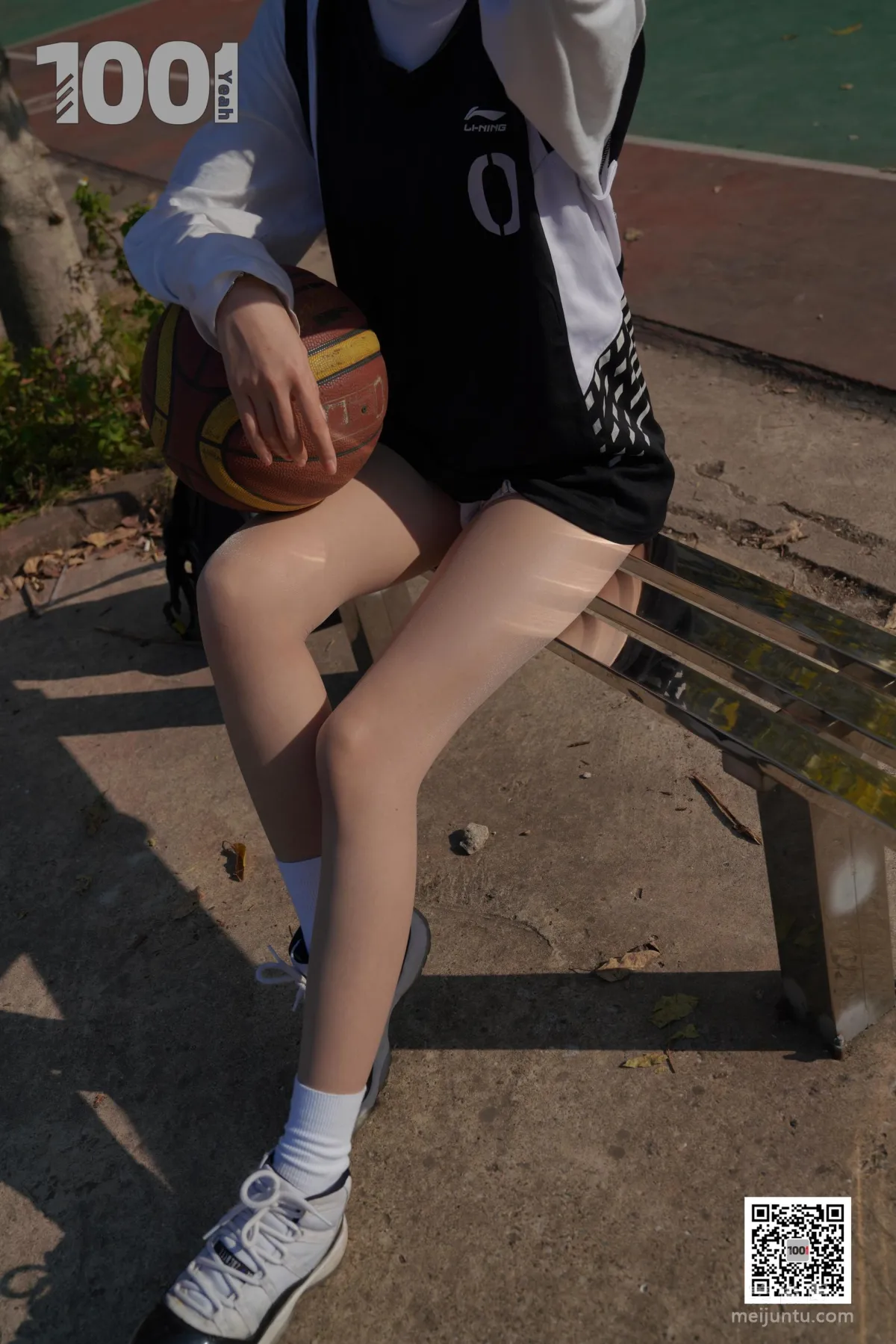 [IESS一千零一夜] 模特草莓《陪女朋友打籃球2》 絲襪美腿寫真集 56