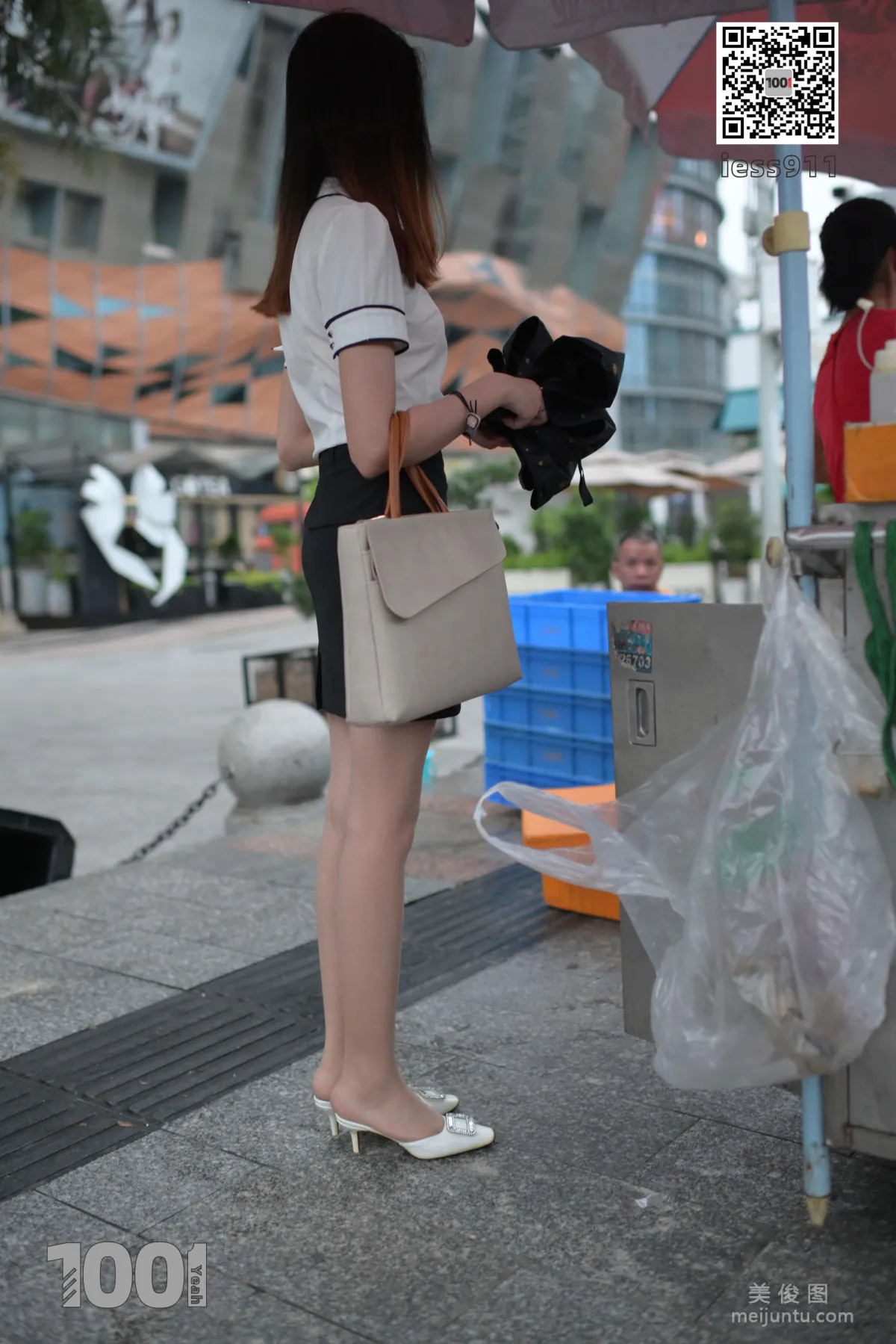 [IESS一千零一夜] 《等公交1》 街拍絲襪寫真集 15