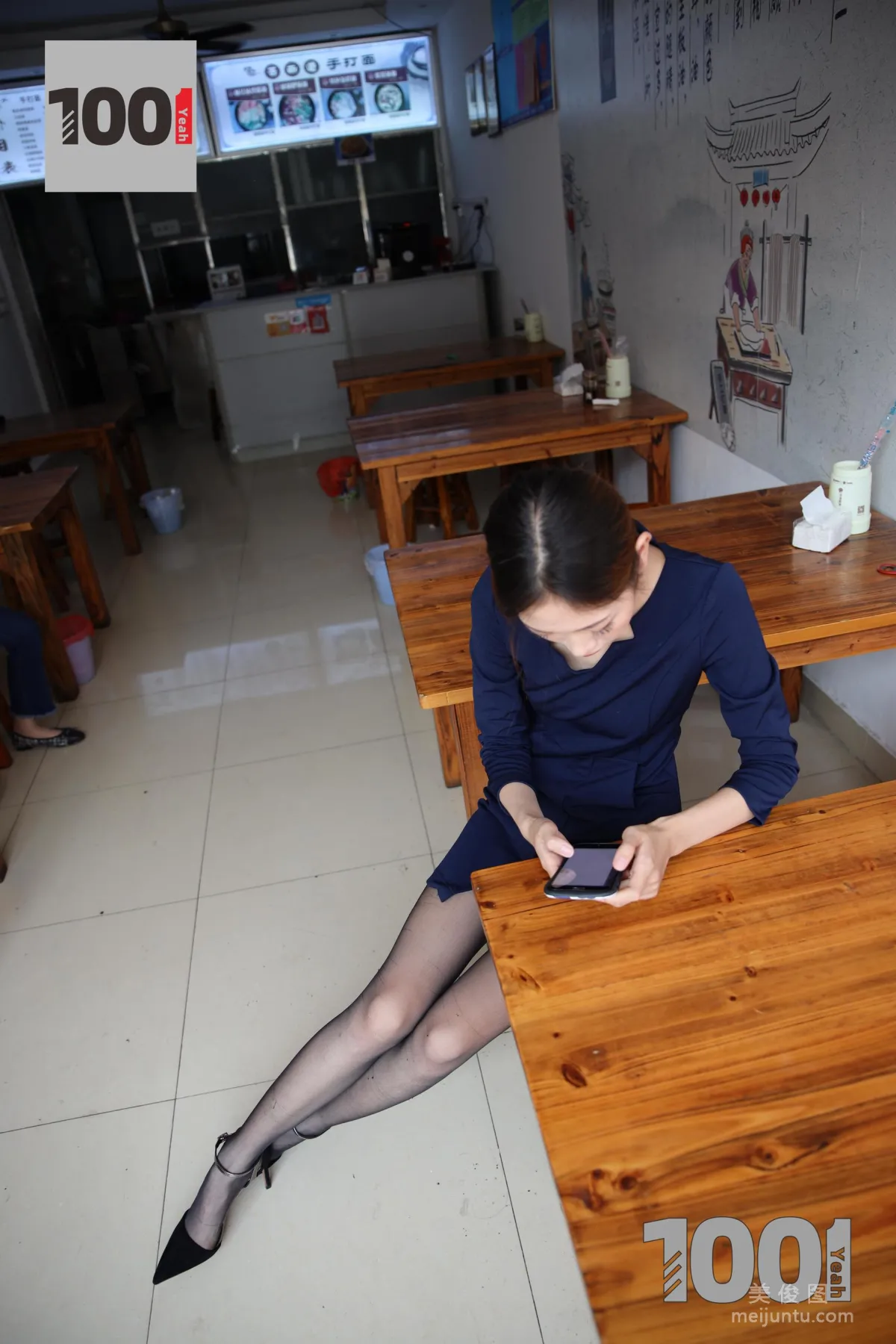 [IESS一千零一夜] 模特：草莓《營業員的午飯時間2》 黑絲制服美腿寫真集 78