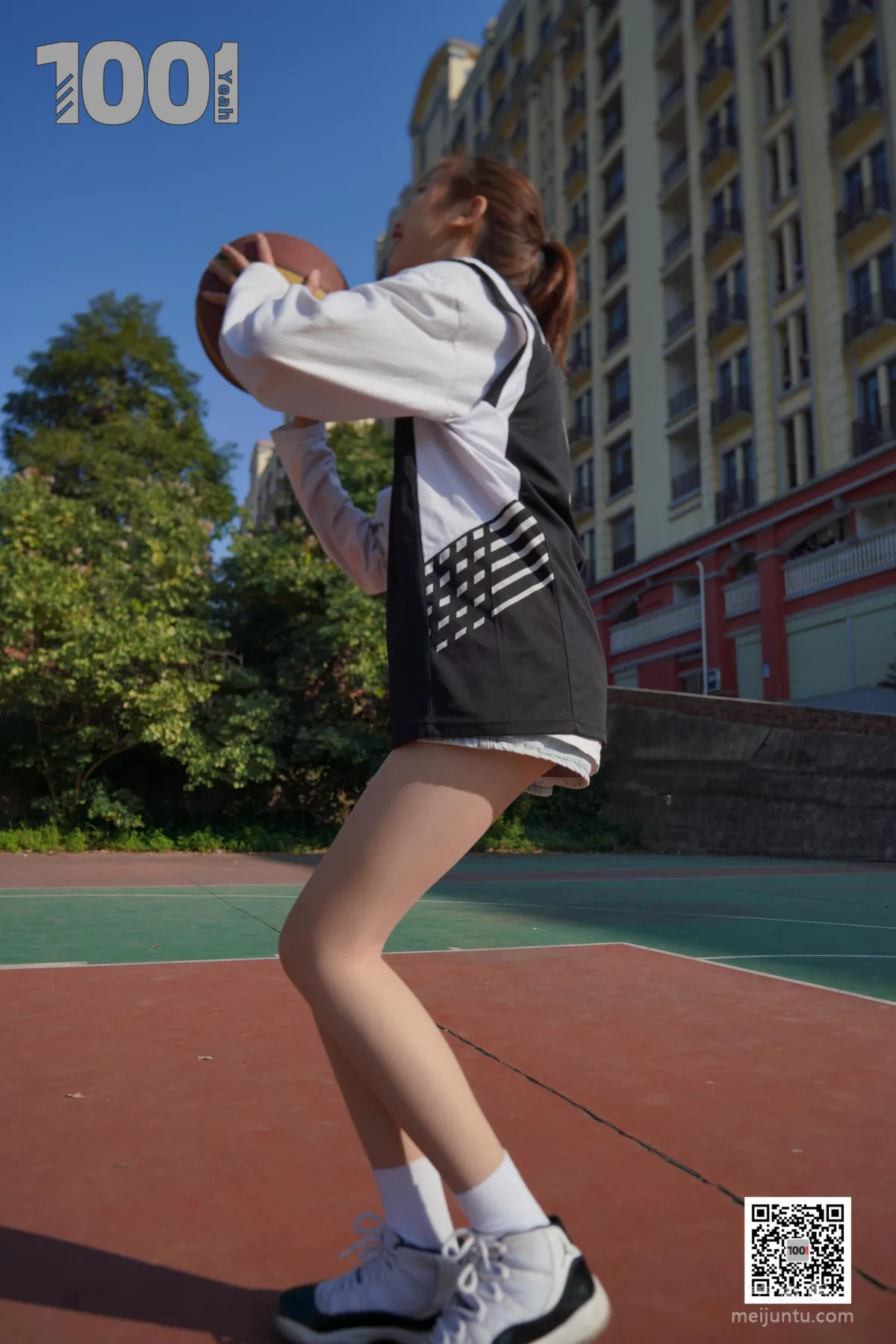 [IESS一千零一夜] 模特草莓《陪女朋友打籃球2》 絲襪美腿寫真集 82