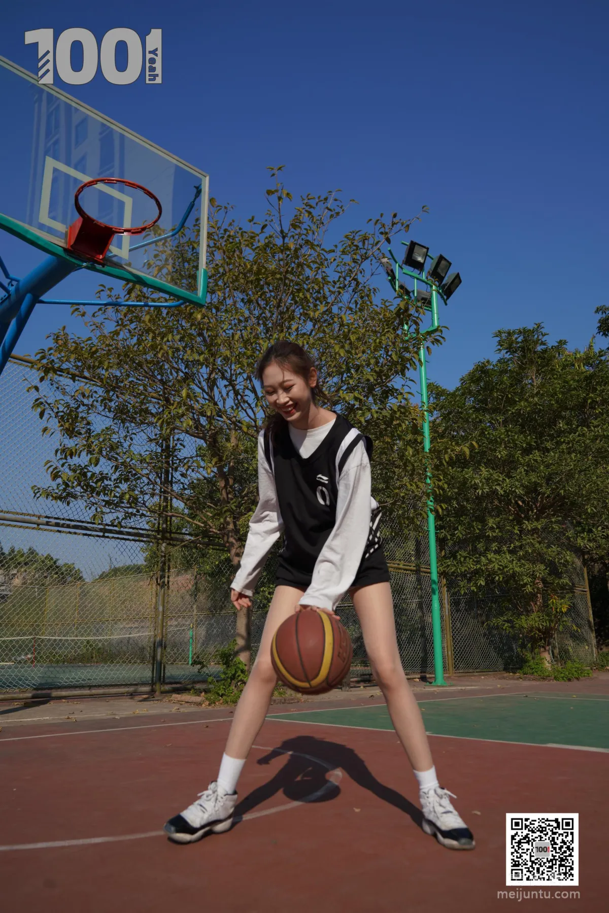 [IESS一千零一夜] 模特：草莓《陪女朋友打籃球3》 絲襪美足寫真集 18