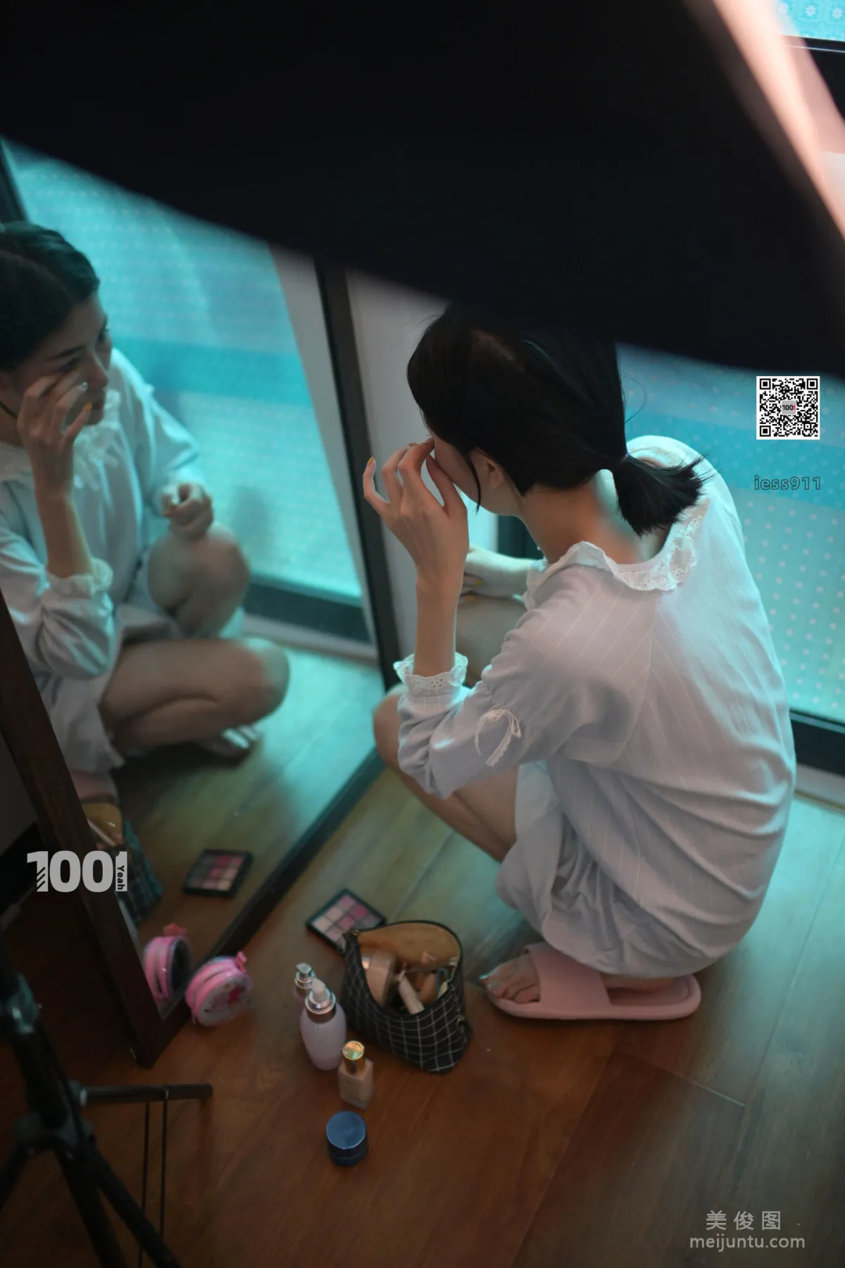 [IESS一千零一夜] 《网络女主播的私生活1》 丝足写真集1