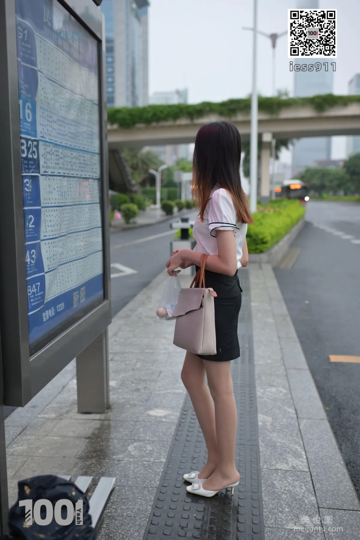 [IESS一千零一夜] 《等公交1》 街拍絲襪寫真集 76