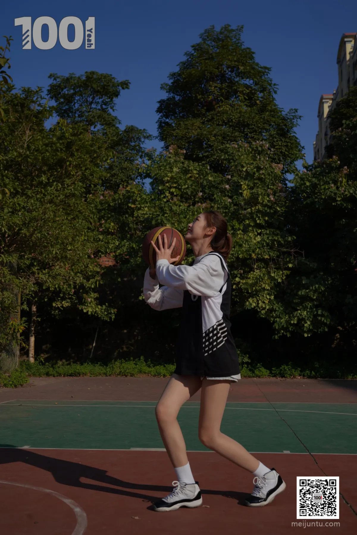 [IESS一千零一夜] 模特草莓《陪女朋友打籃球2》 絲襪美腿寫真集 68