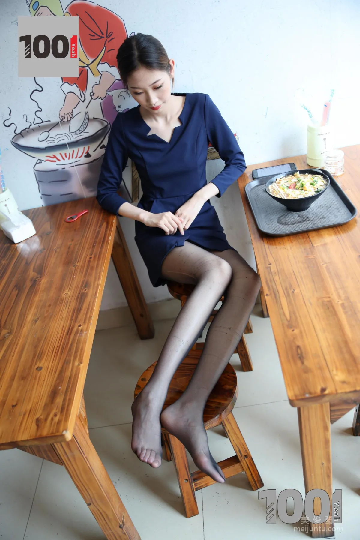 [IESS一千零一夜] 模特：草莓《營業員的午飯時間2》 黑絲制服美腿寫真集 23