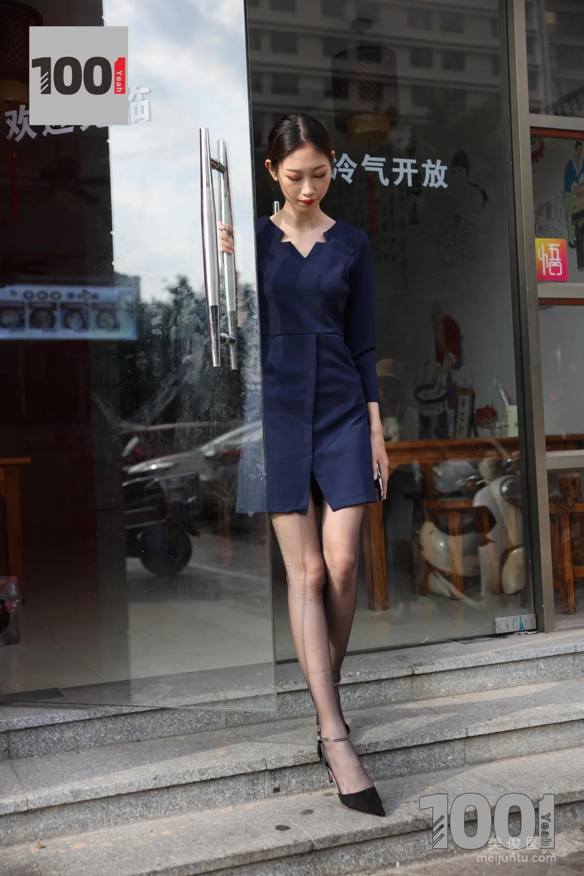 [IESS一千零一夜] 草莓《營業員的午飯時間3》黑絲美腳寫真集 73