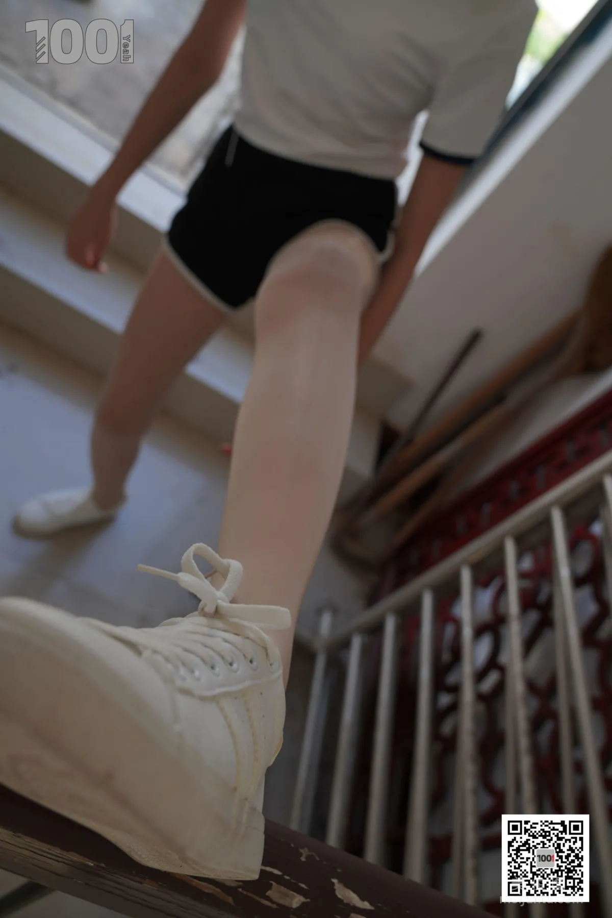 [IESS一千零一夜] 模特西瓜《擁抱陽光4》 肉絲襪美腿寫真集 35