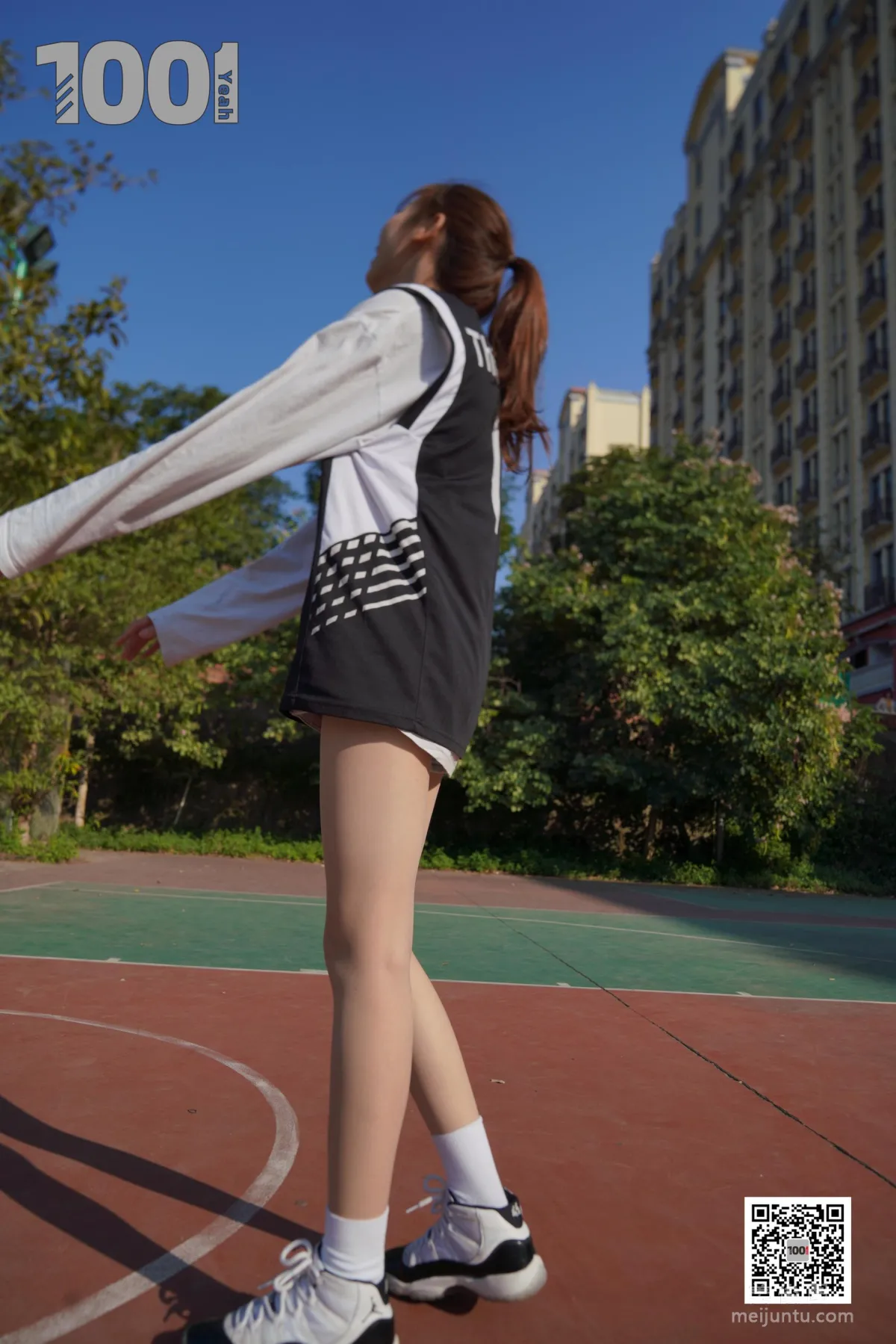 [IESS一千零一夜] 模特草莓《陪女朋友打籃球2》 絲襪美腿寫真集 85