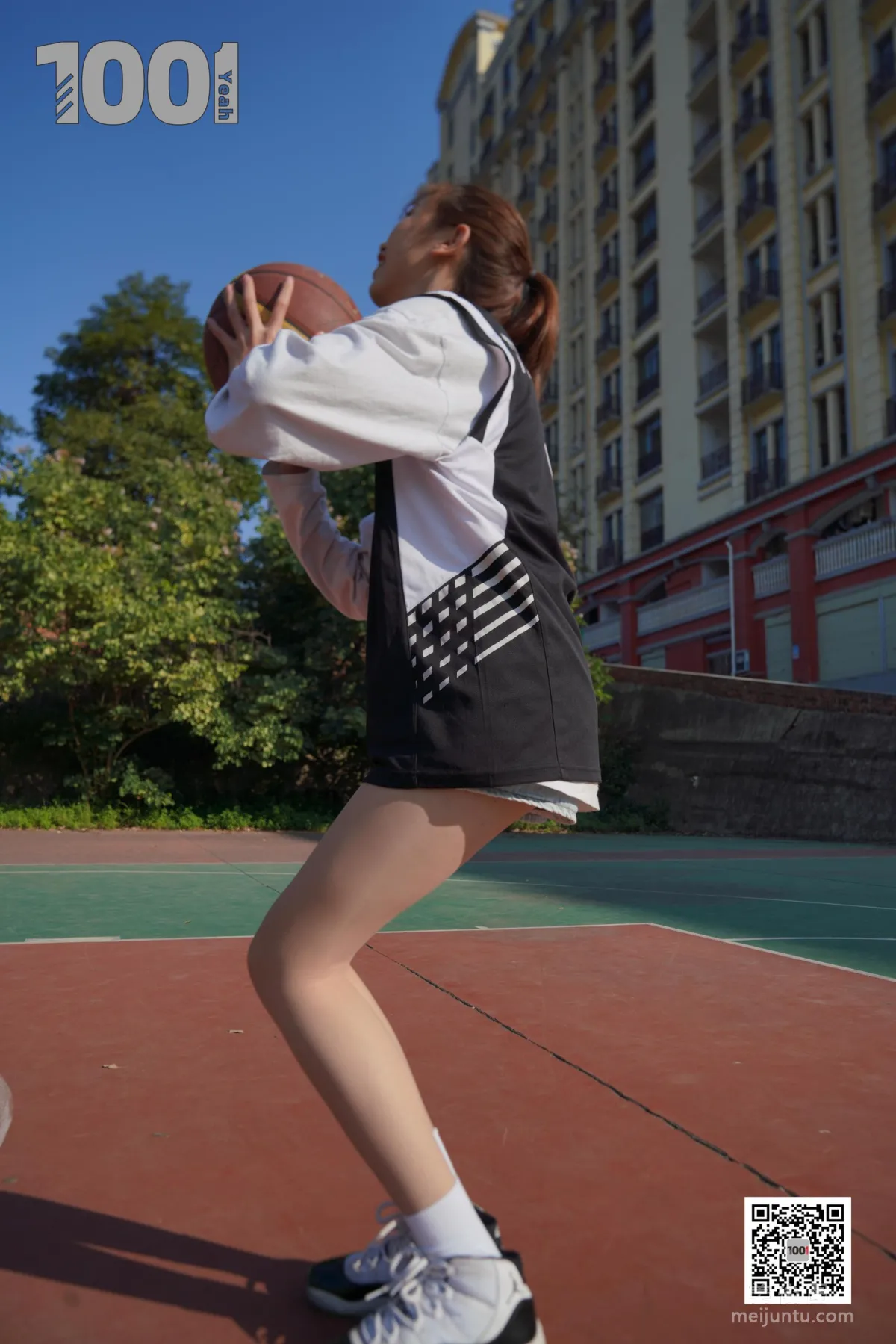 [IESS一千零一夜] 模特草莓《陪女朋友打籃球2》 絲襪美腿寫真集 83