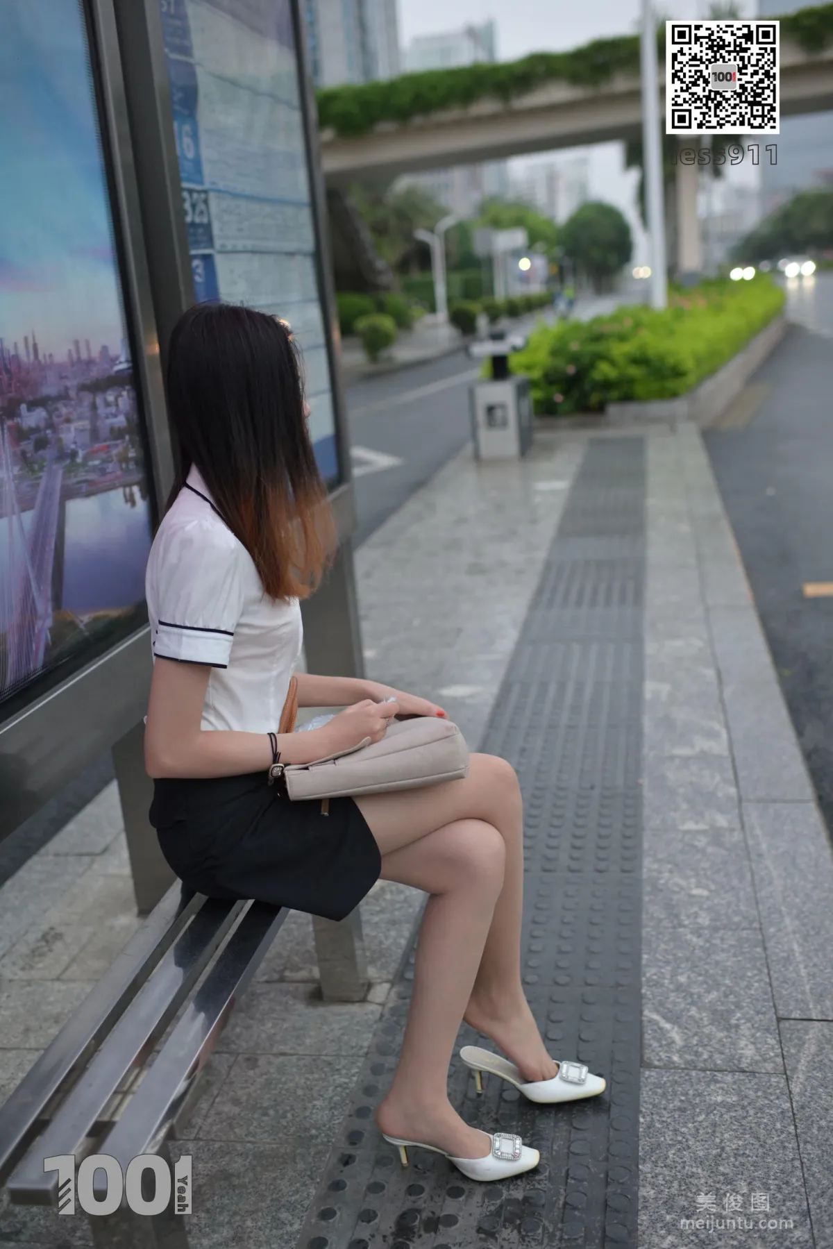 [IESS一千零一夜] 《等公交1》 街拍絲襪寫真集 47