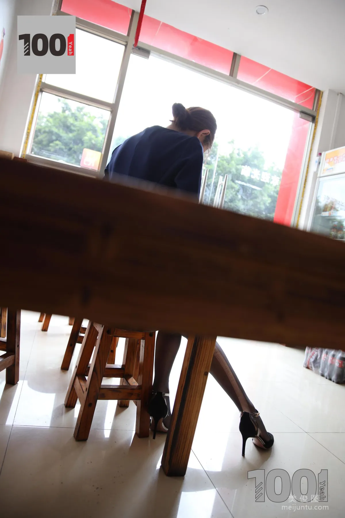 [IESS一千零一夜] 模特：草莓《營業員的午飯時間2》 黑絲制服美腿寫真集 28